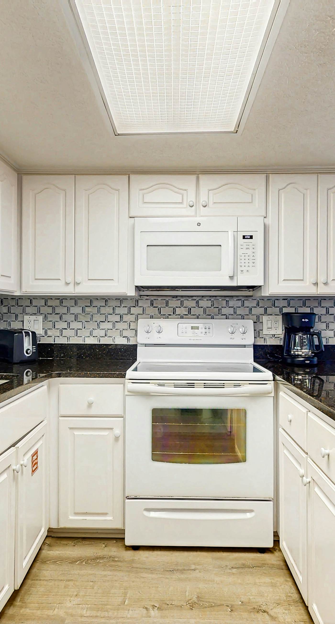 Gorgeous beachfront condo, shared pool and beach access