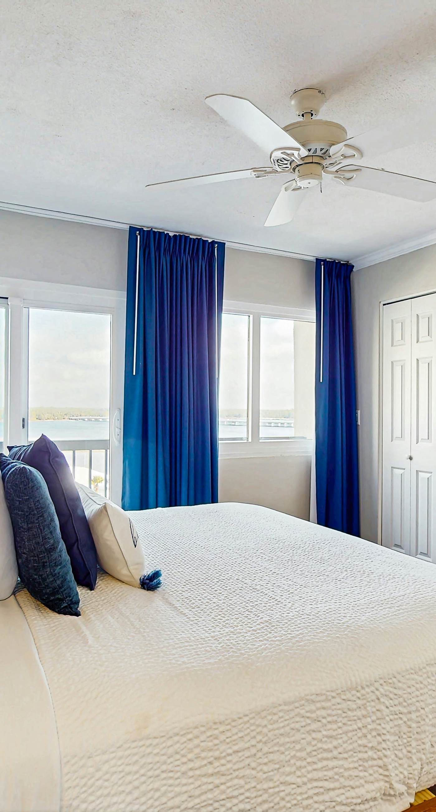 Gorgeous beachfront condo, shared pool and beach access