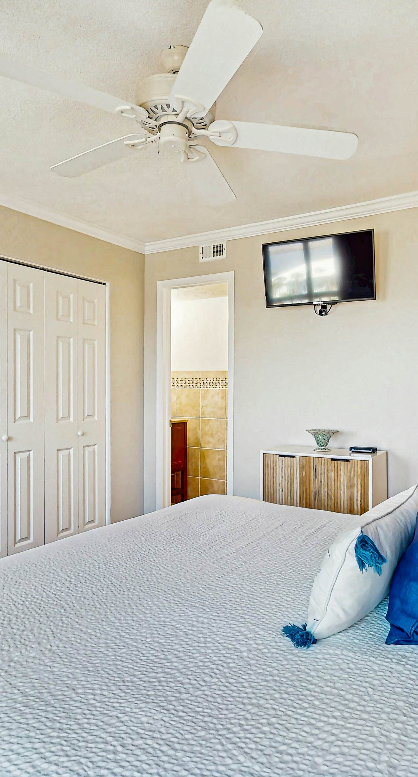 Gorgeous beachfront condo, shared pool and beach access