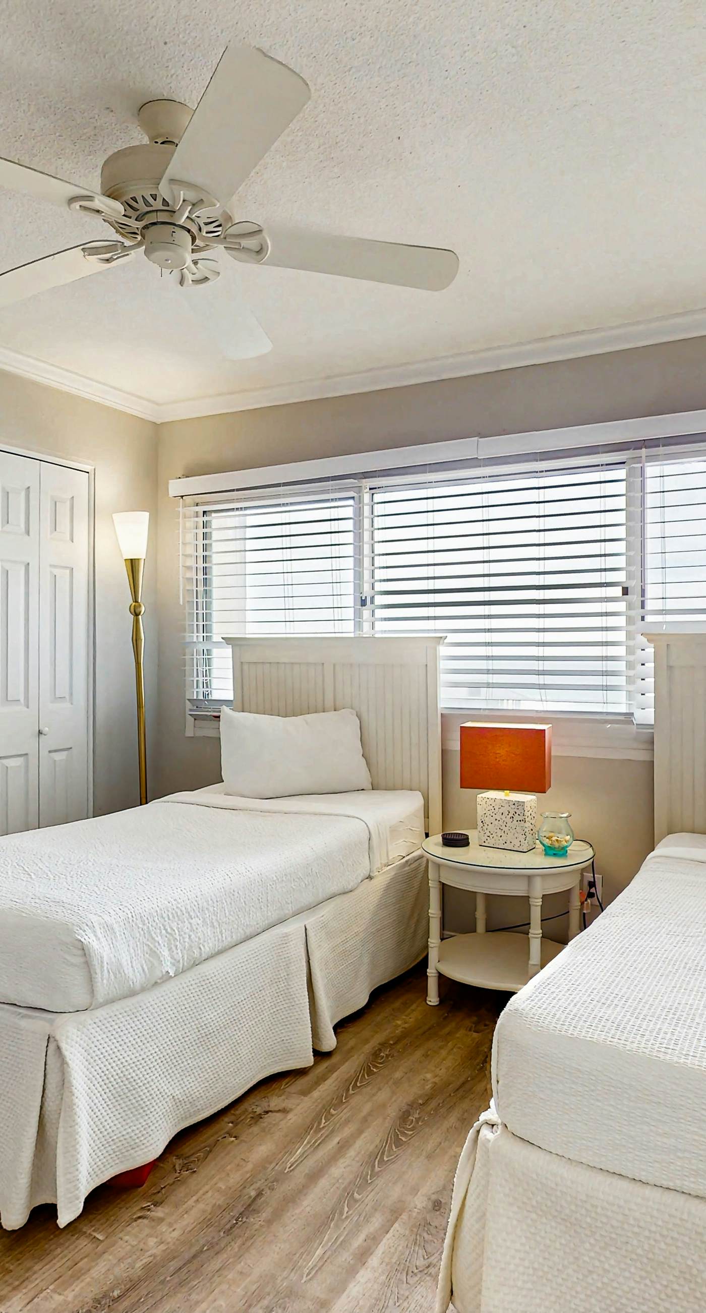 Gorgeous beachfront condo, shared pool and beach access