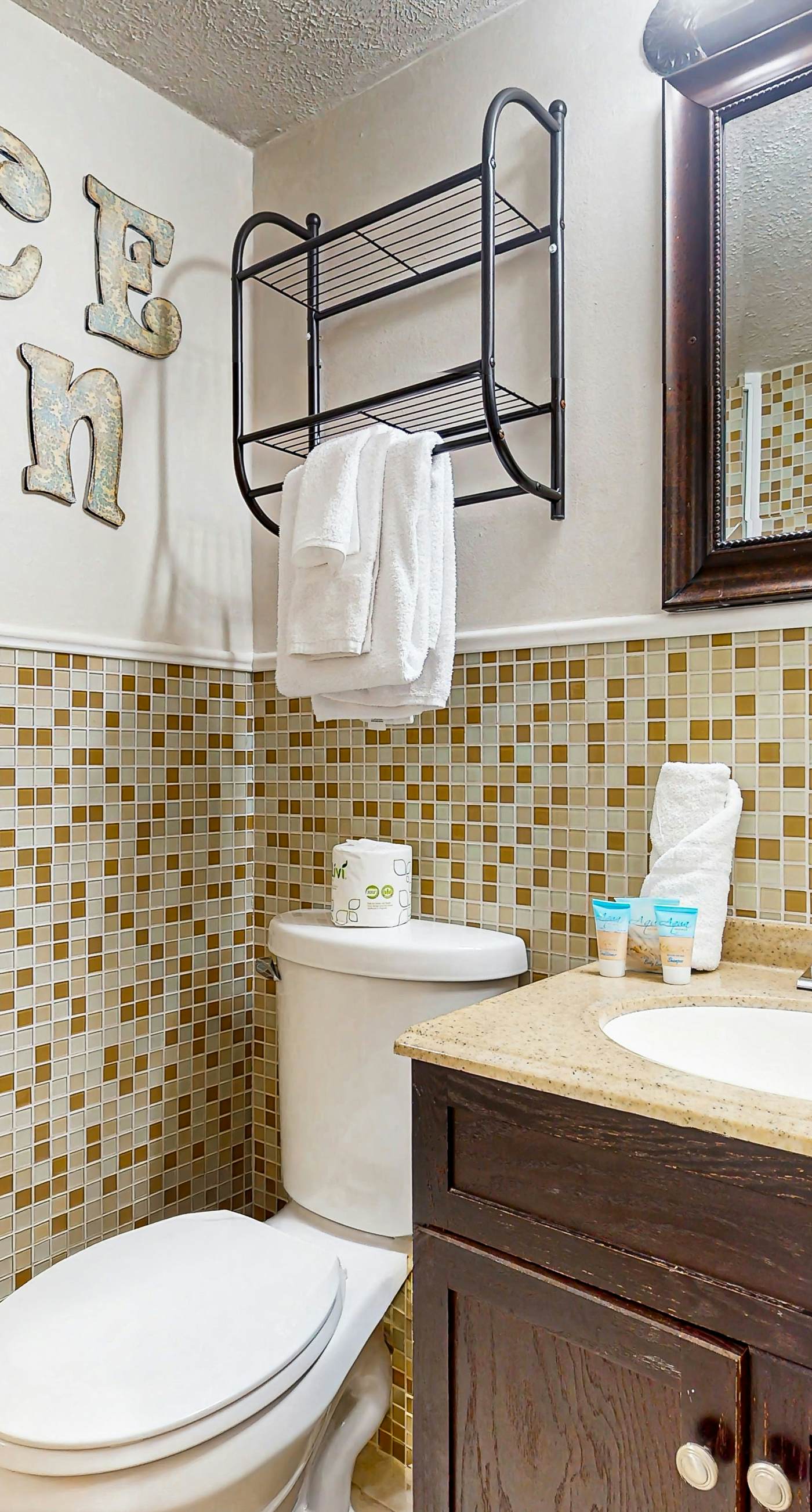 Gorgeous beachfront condo, shared pool and beach access