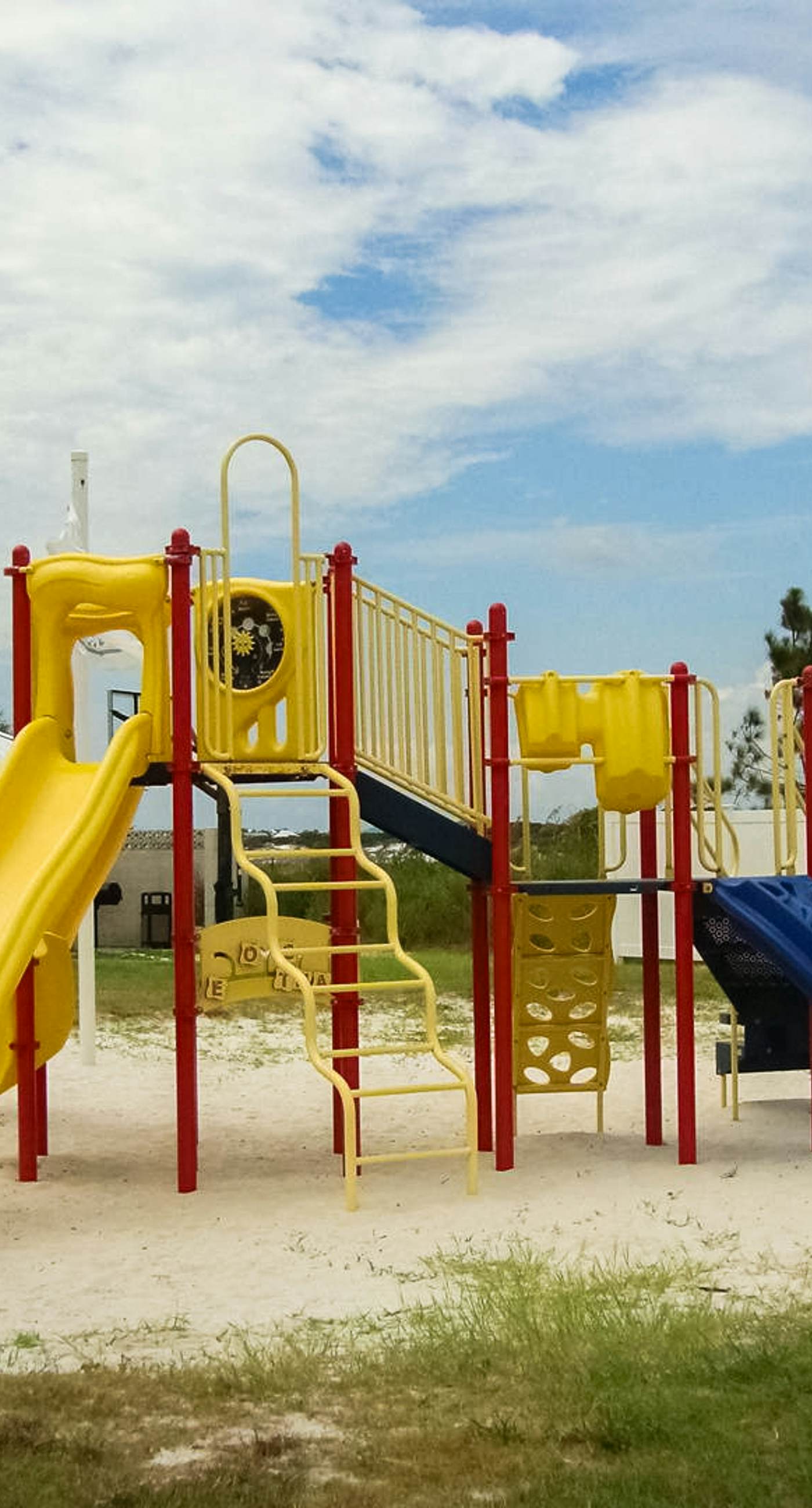 Gorgeous beachfront condo, shared pool and beach access