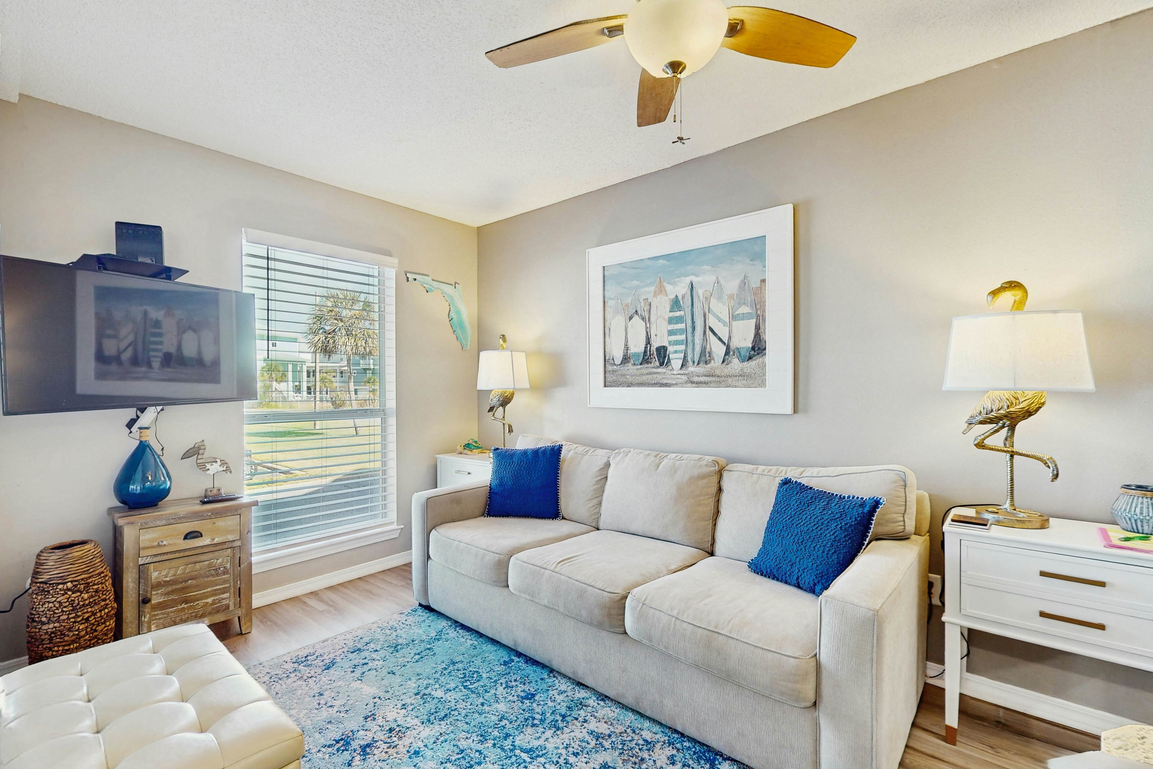 Cozy coastal condo with a shared pool and close to the beach