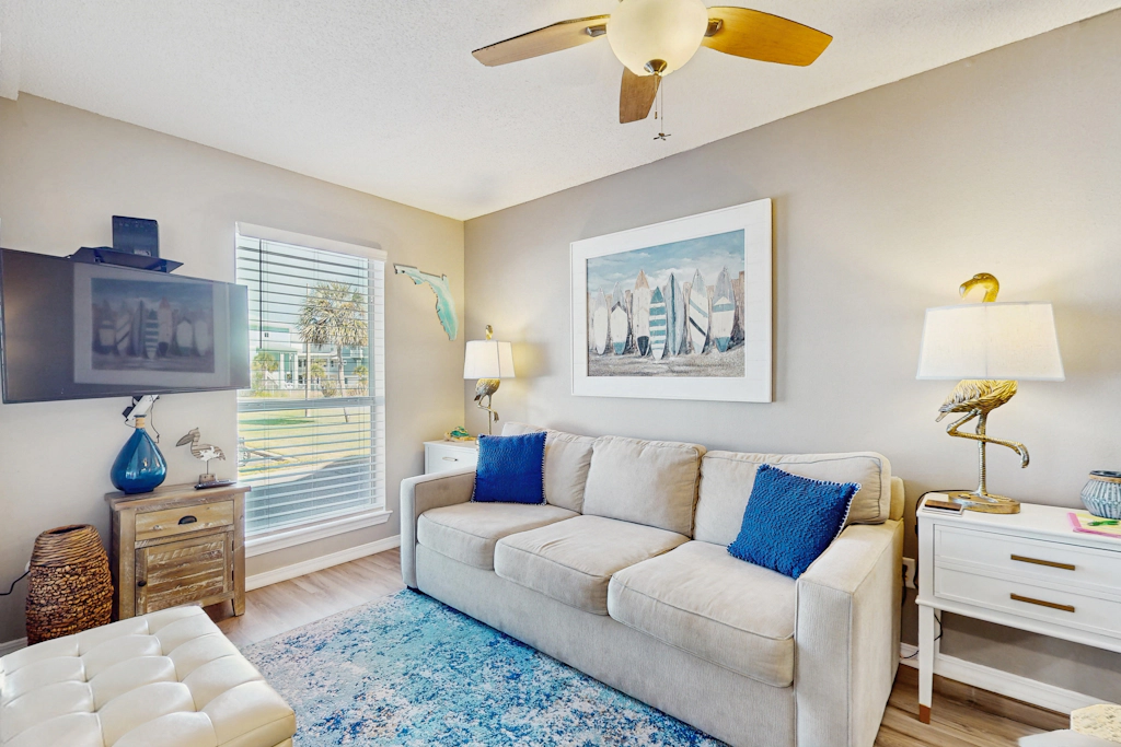 Cozy coastal condo with a shared pool and close to the beach