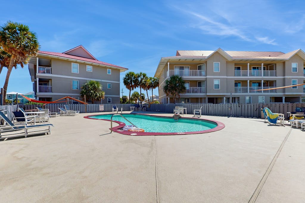 Cozy coastal condo with a shared pool and close to the beach
