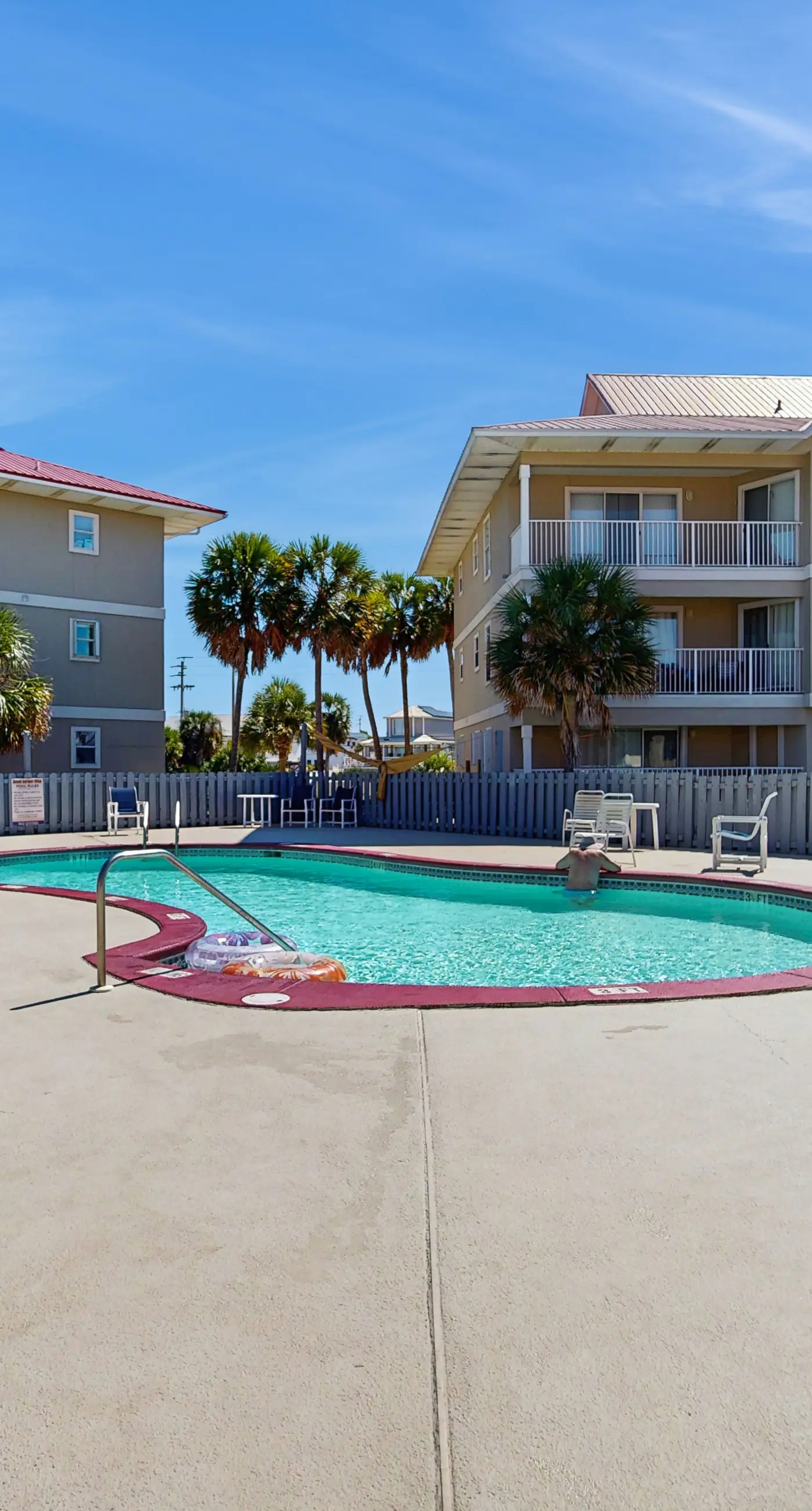 Cozy coastal condo with a shared pool and close to the beach