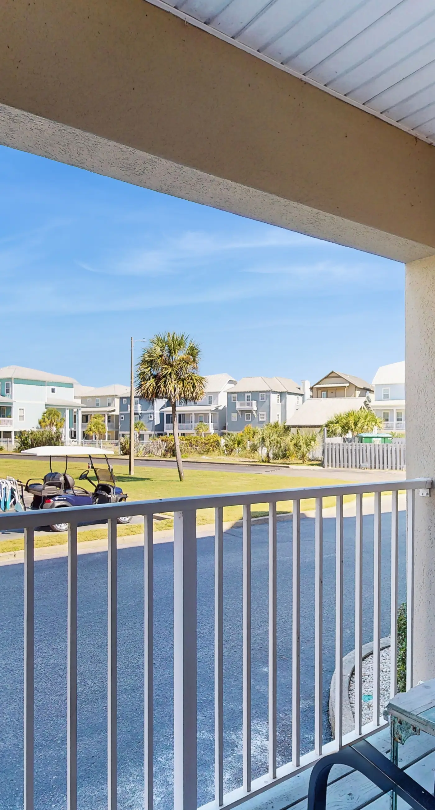 Cozy coastal condo with a shared pool and close to the beach
