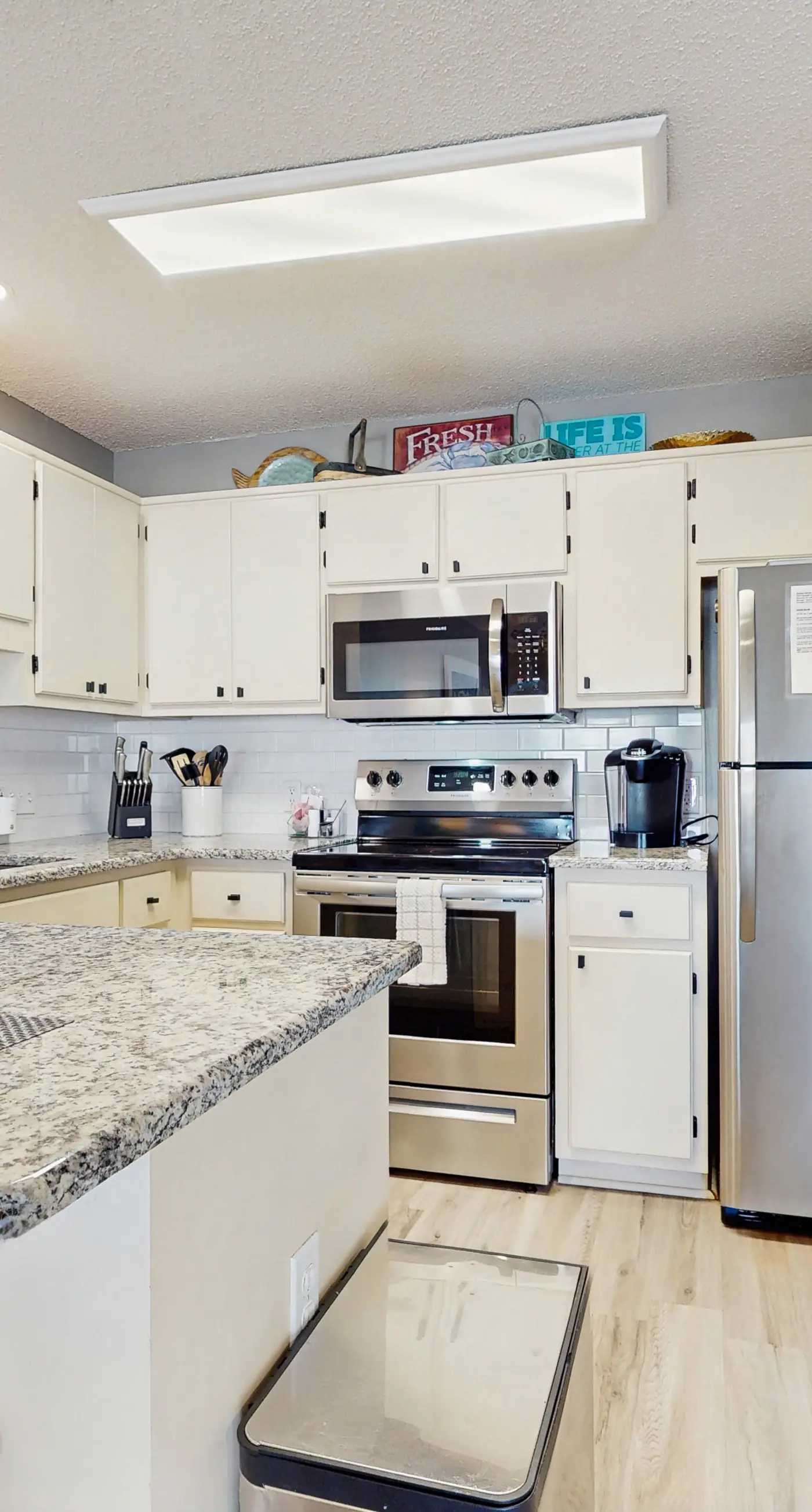 Cozy coastal condo with a shared pool and close to the beach