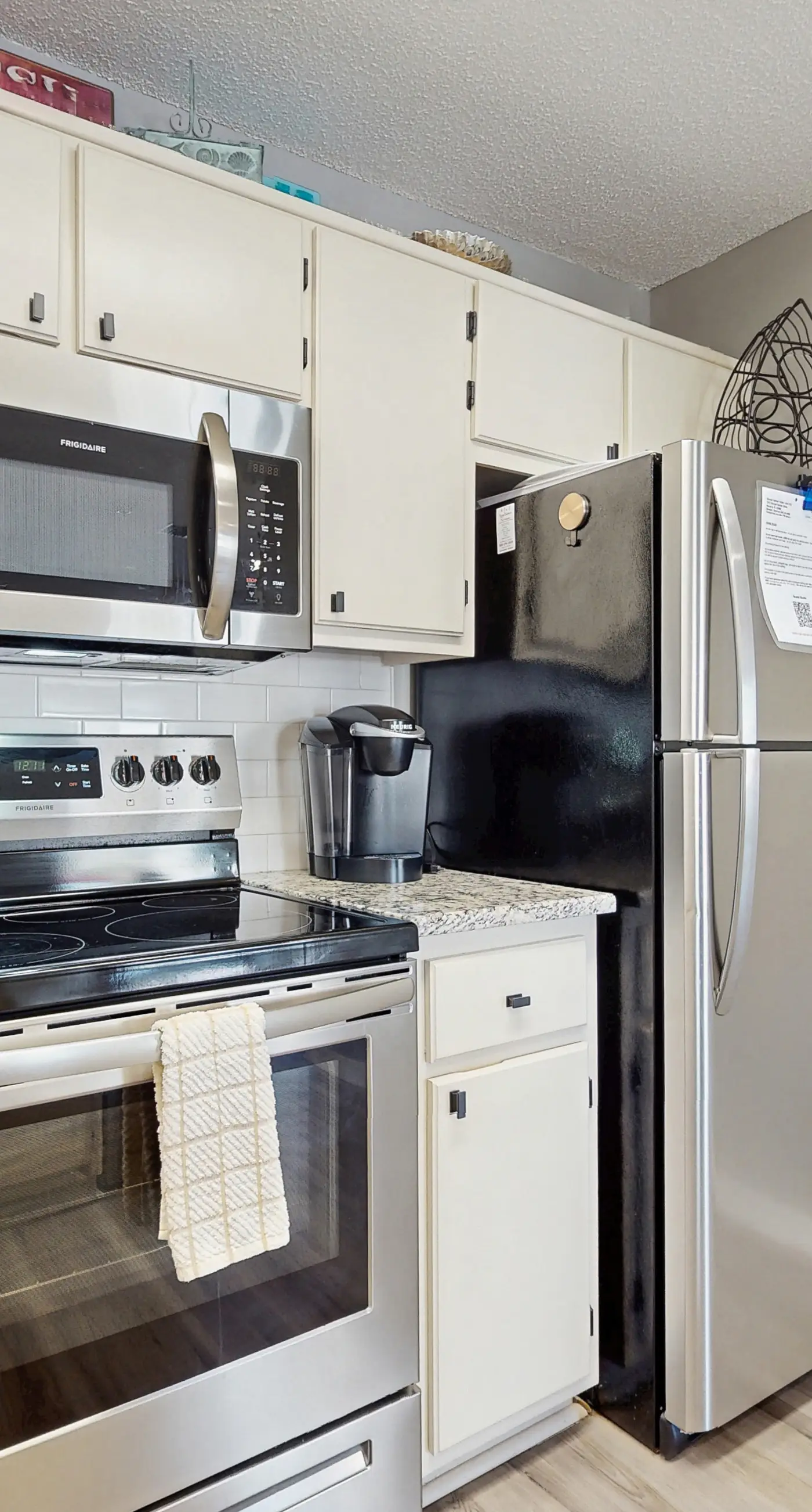 Cozy coastal condo with a shared pool and close to the beach