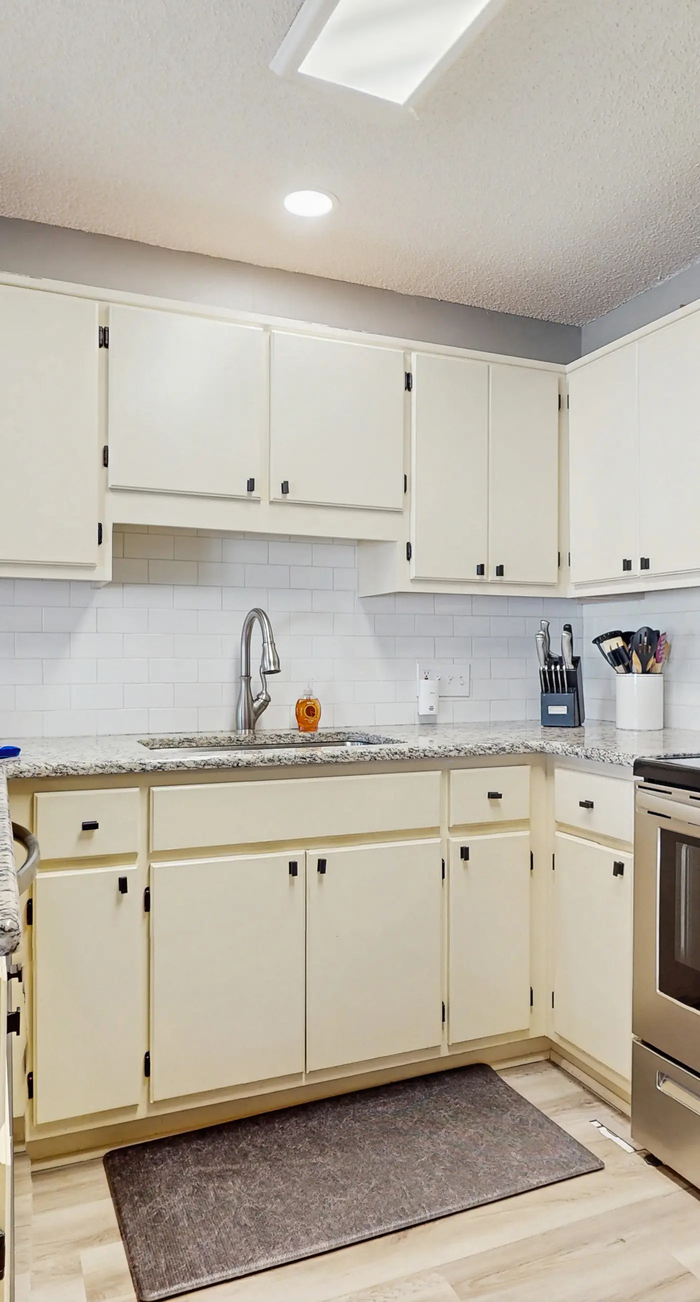 Cozy coastal condo with a shared pool and close to the beach