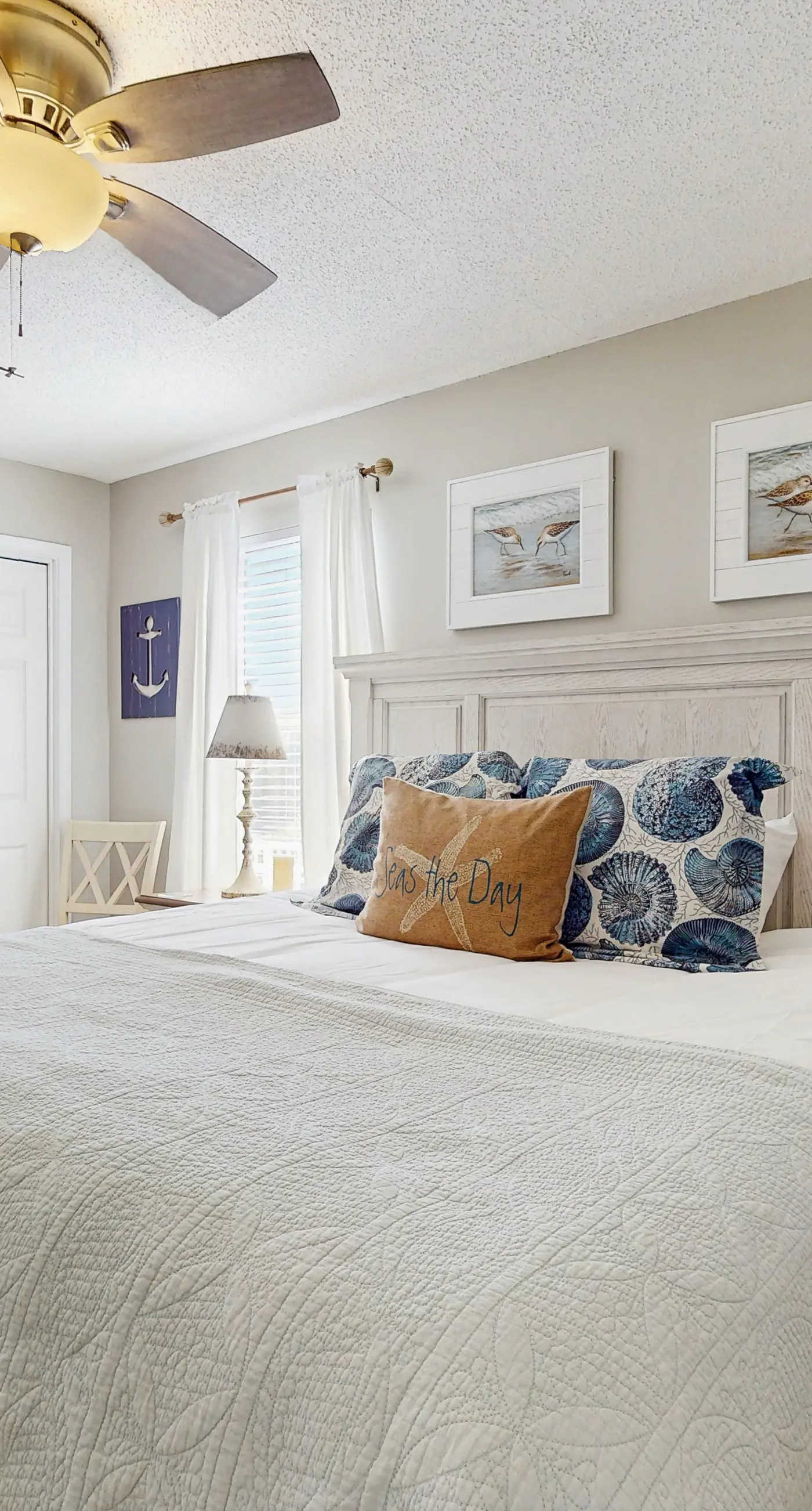 Cozy coastal condo with a shared pool and close to the beach