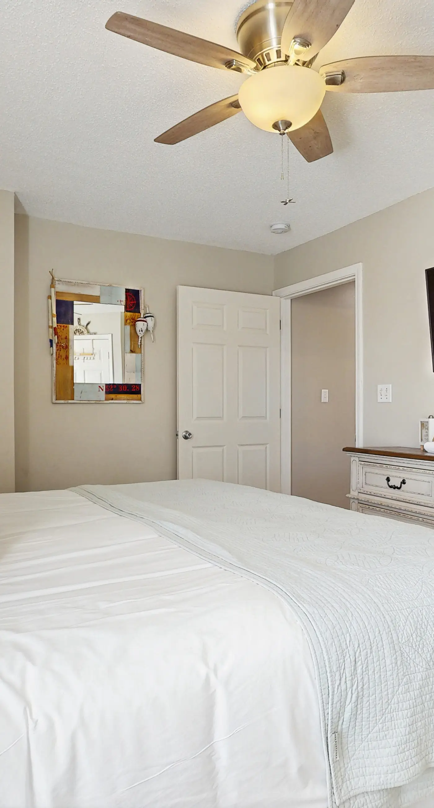 Cozy coastal condo with a shared pool and close to the beach