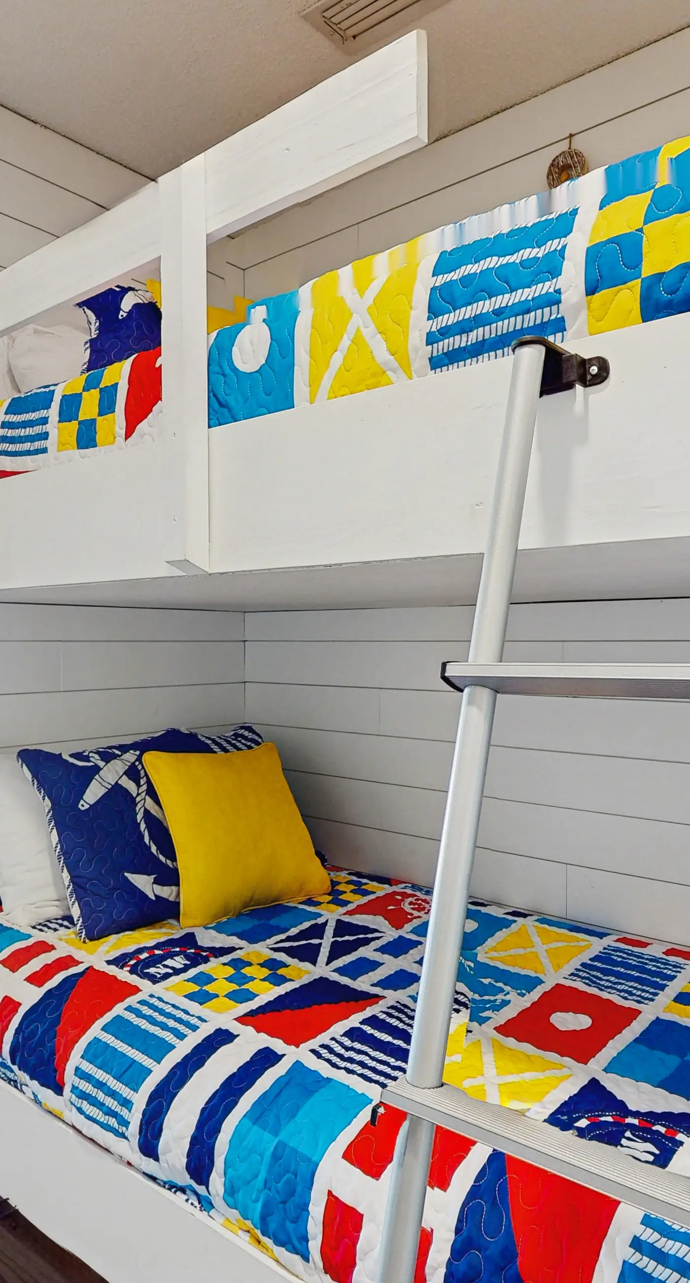 Cozy coastal condo with a shared pool and close to the beach