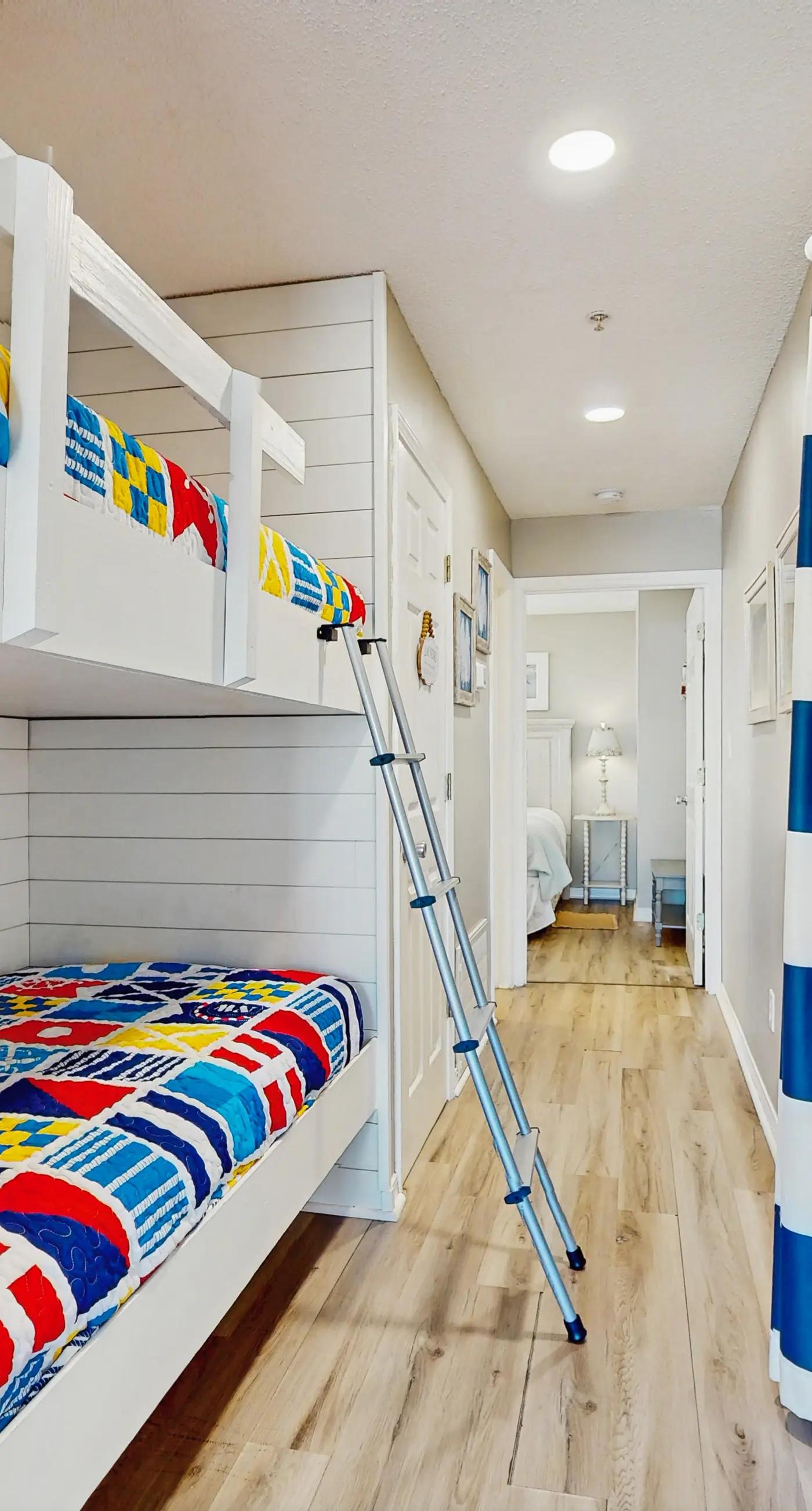 Cozy coastal condo with a shared pool and close to the beach