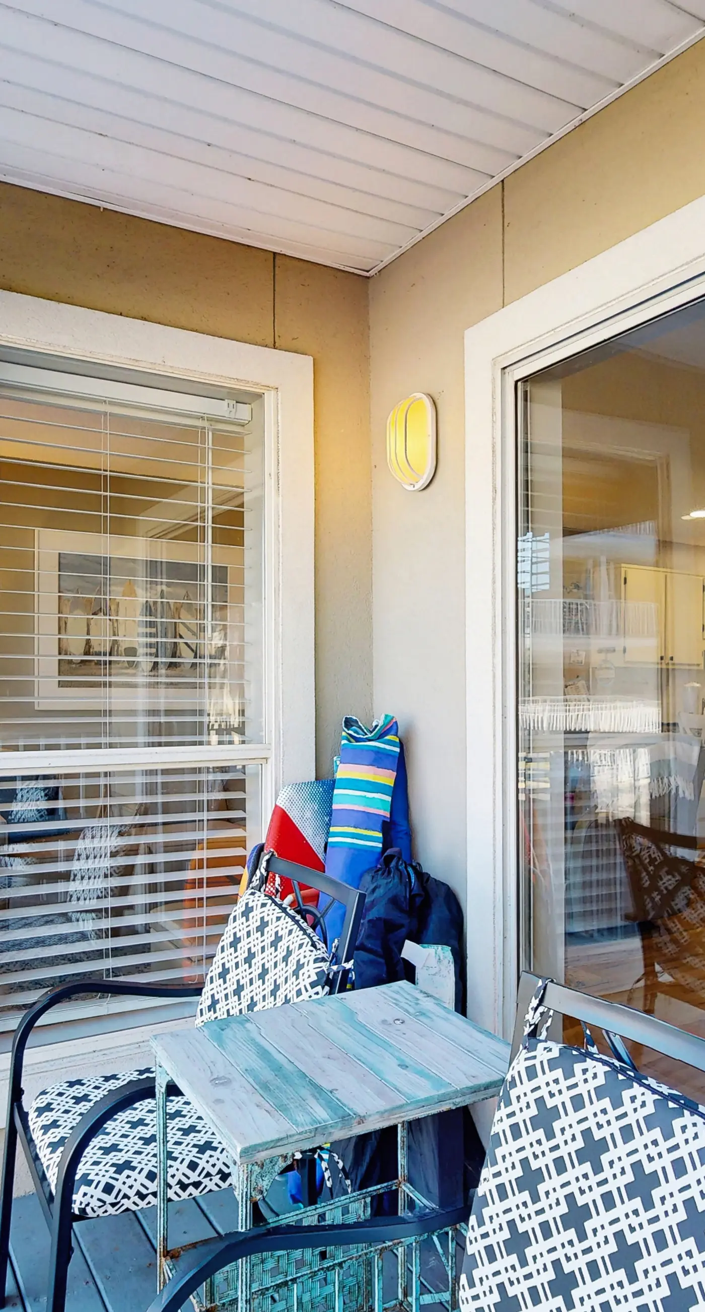 Cozy coastal condo with a shared pool and close to the beach