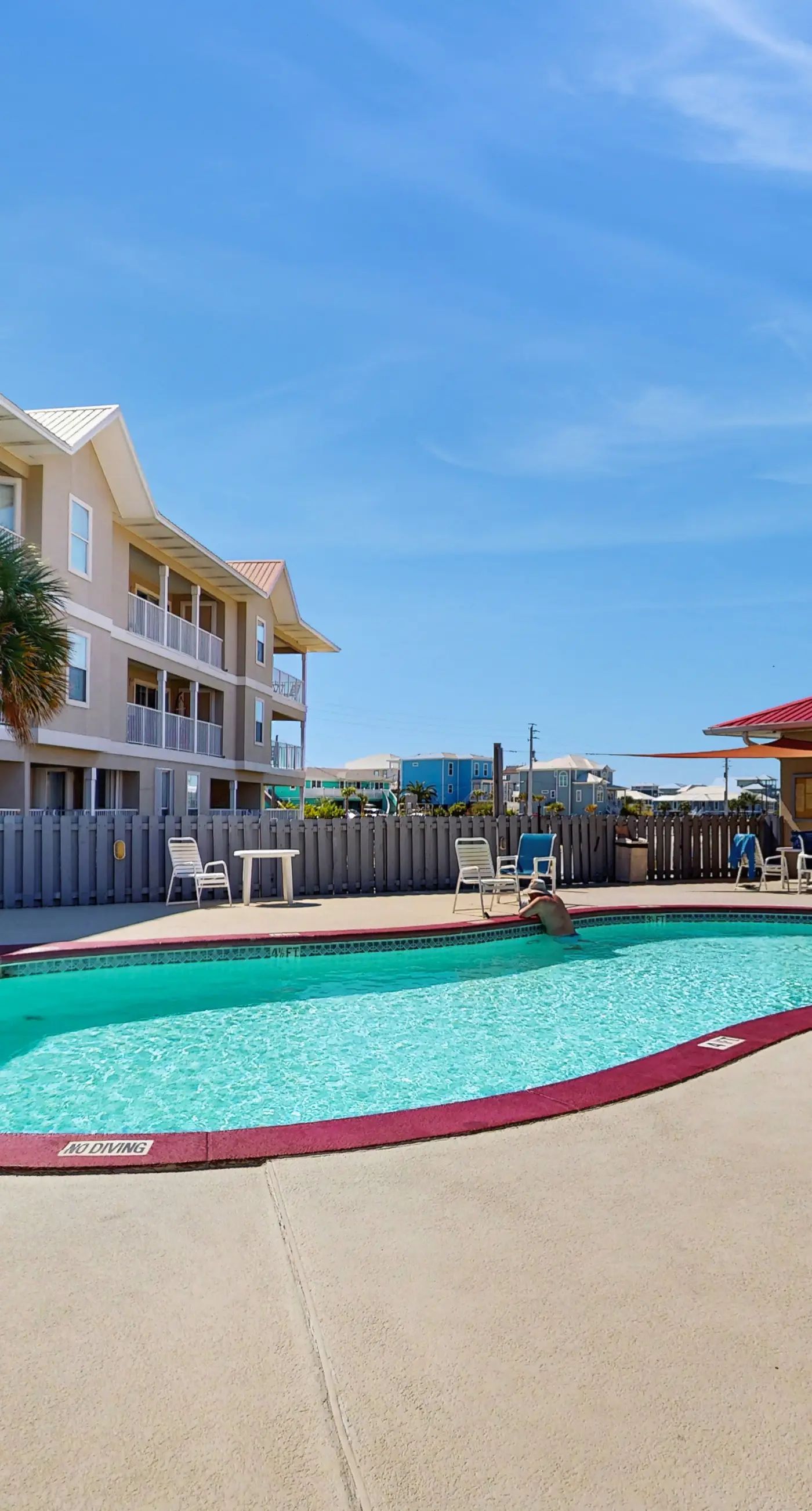 Cozy coastal condo with a shared pool and close to the beach