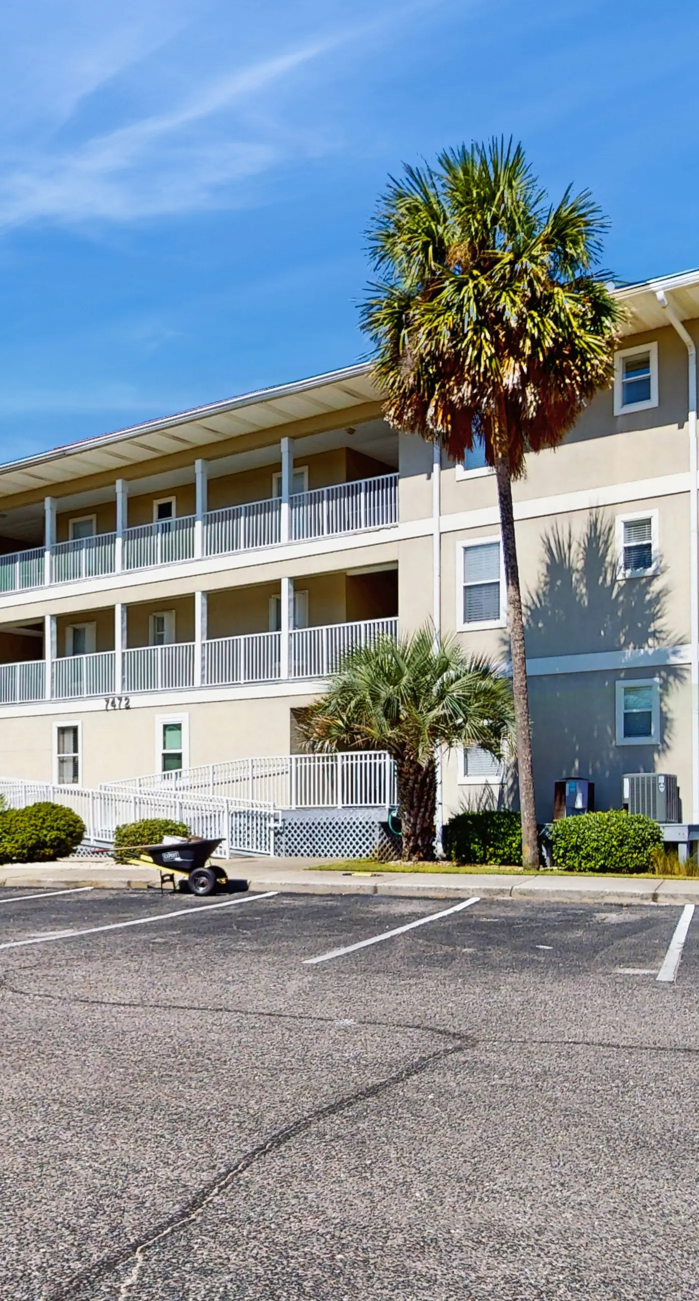 Cozy coastal condo with a shared pool and close to the beach