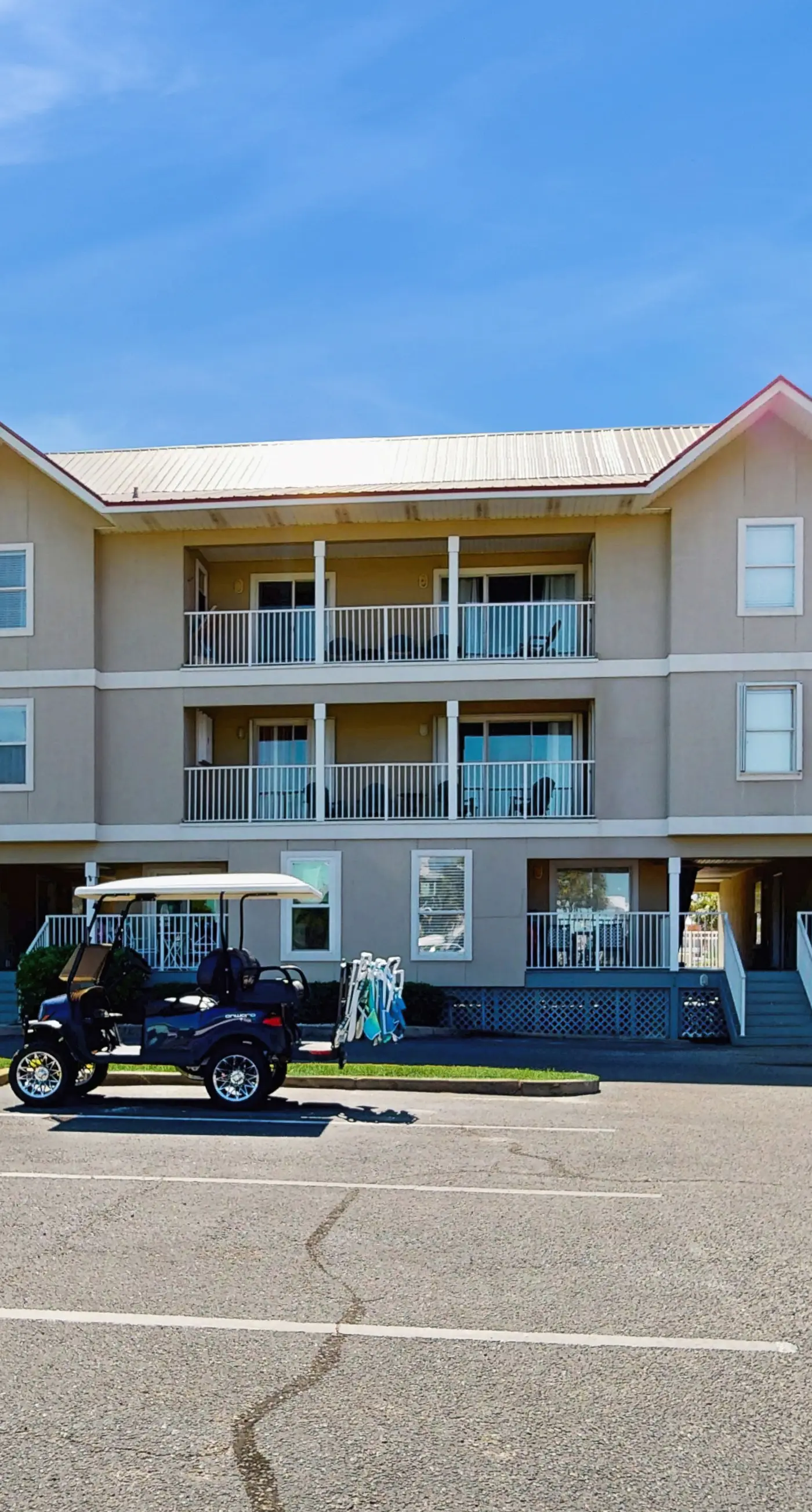 Cozy coastal condo with a shared pool and close to the beach