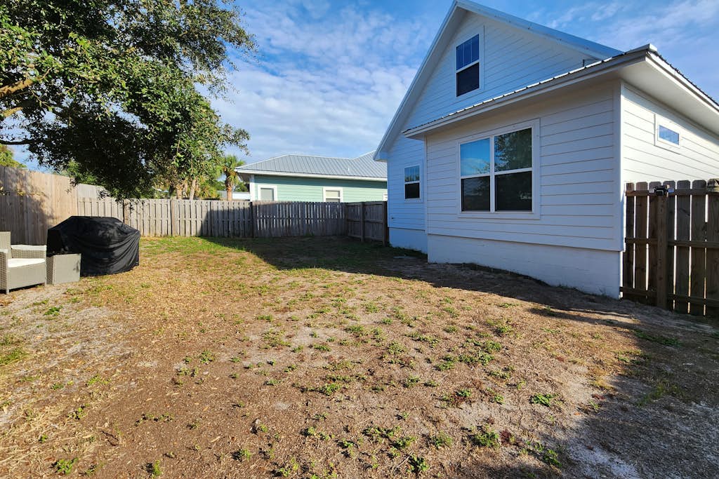2-story house near the beach with grill, washer/dryer, streaming, & central AC