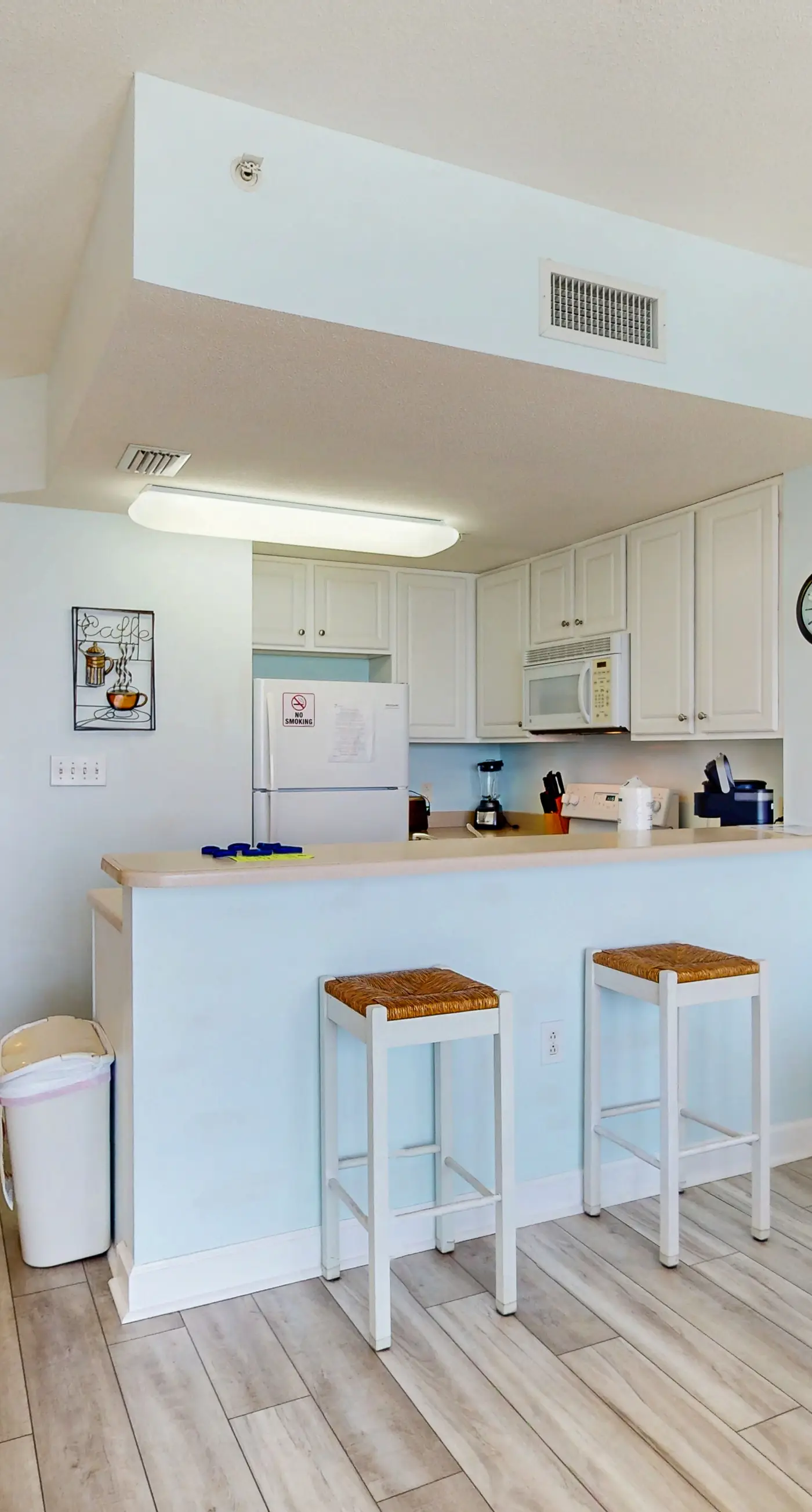 Gorgeous condo with private balcony, shared pool & beach access