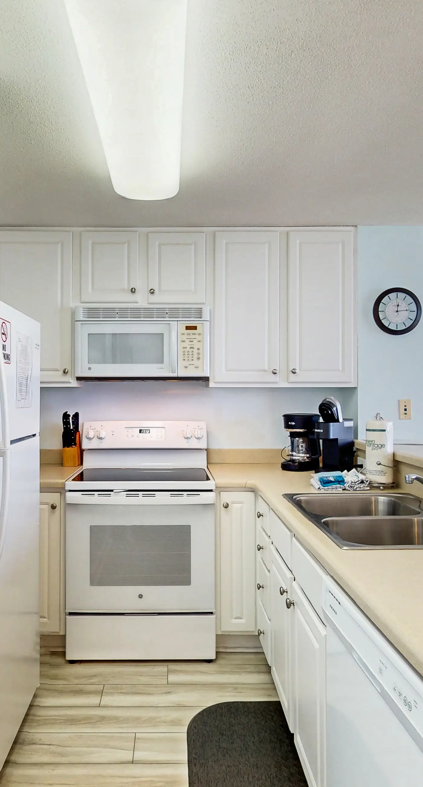 Gorgeous condo with private balcony, shared pool & beach access