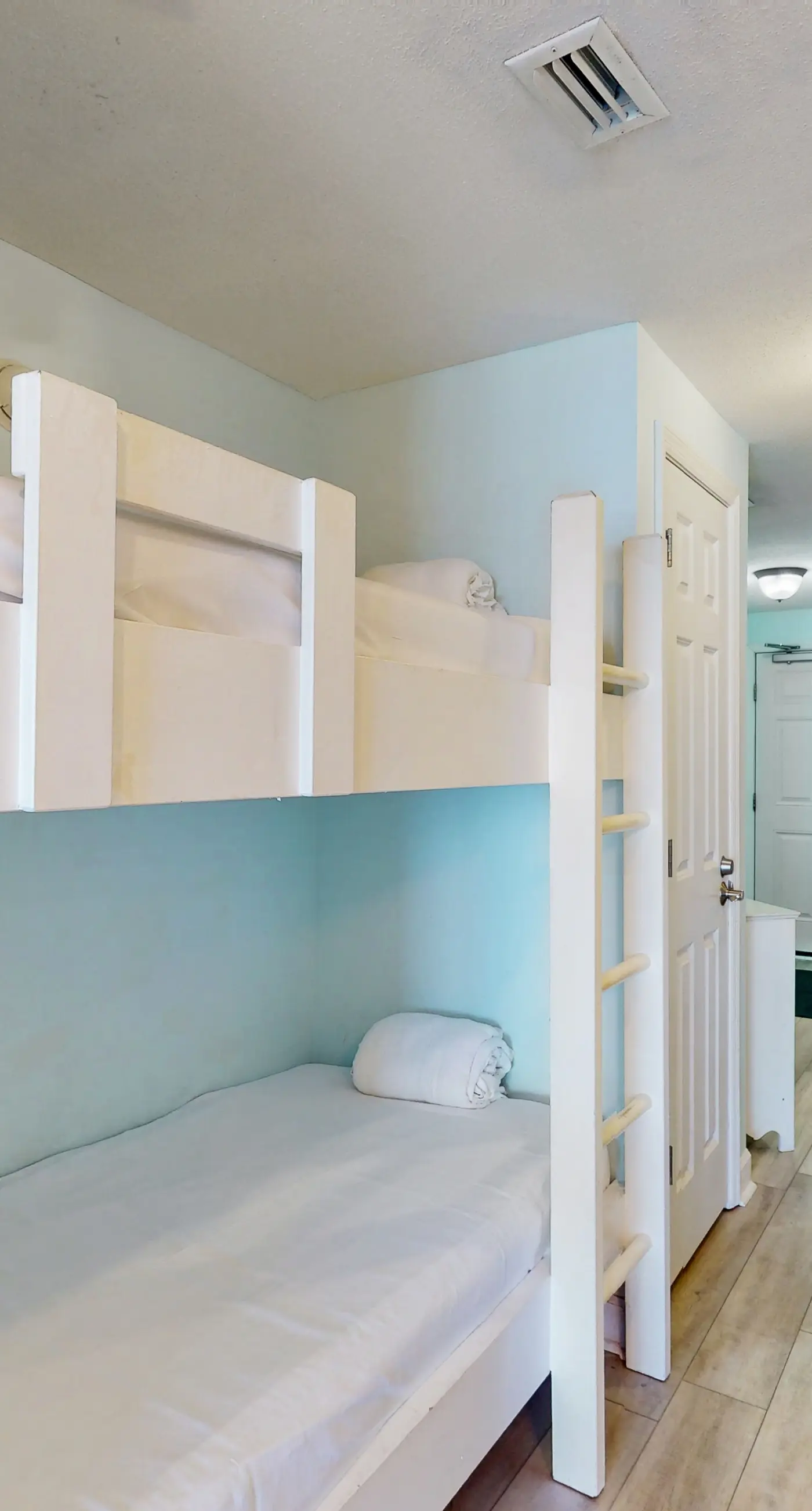 Gorgeous condo with private balcony, shared pool & beach access