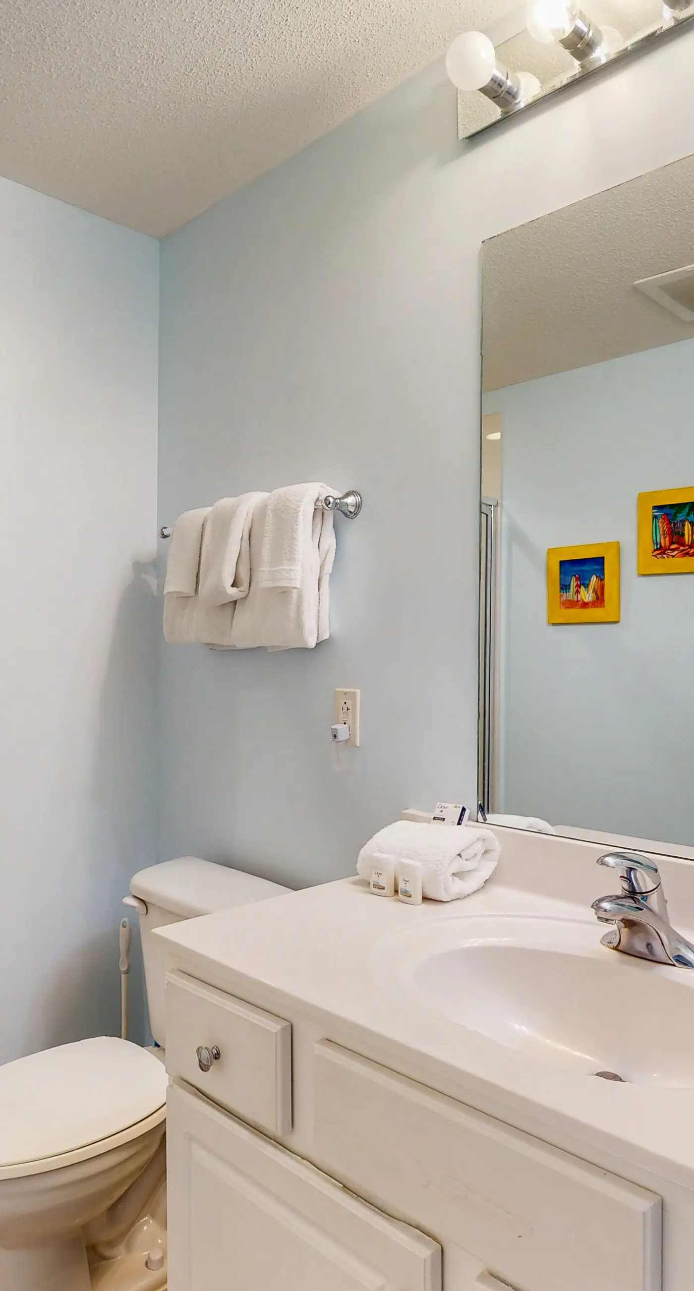 Gorgeous condo with private balcony, shared pool & beach access