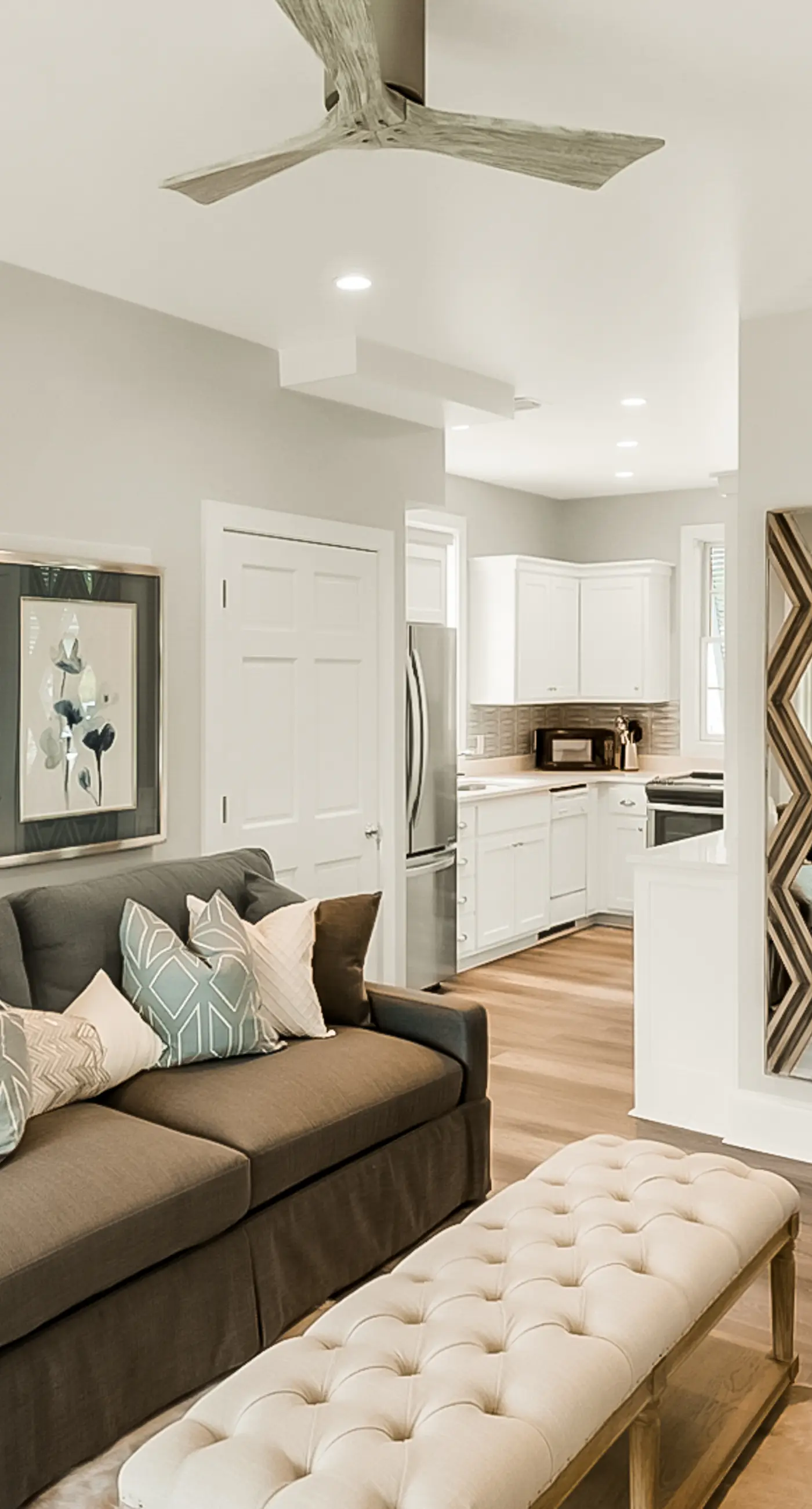 Charming beachfront getaway with a pool & sports courts - Snowbird-friendly