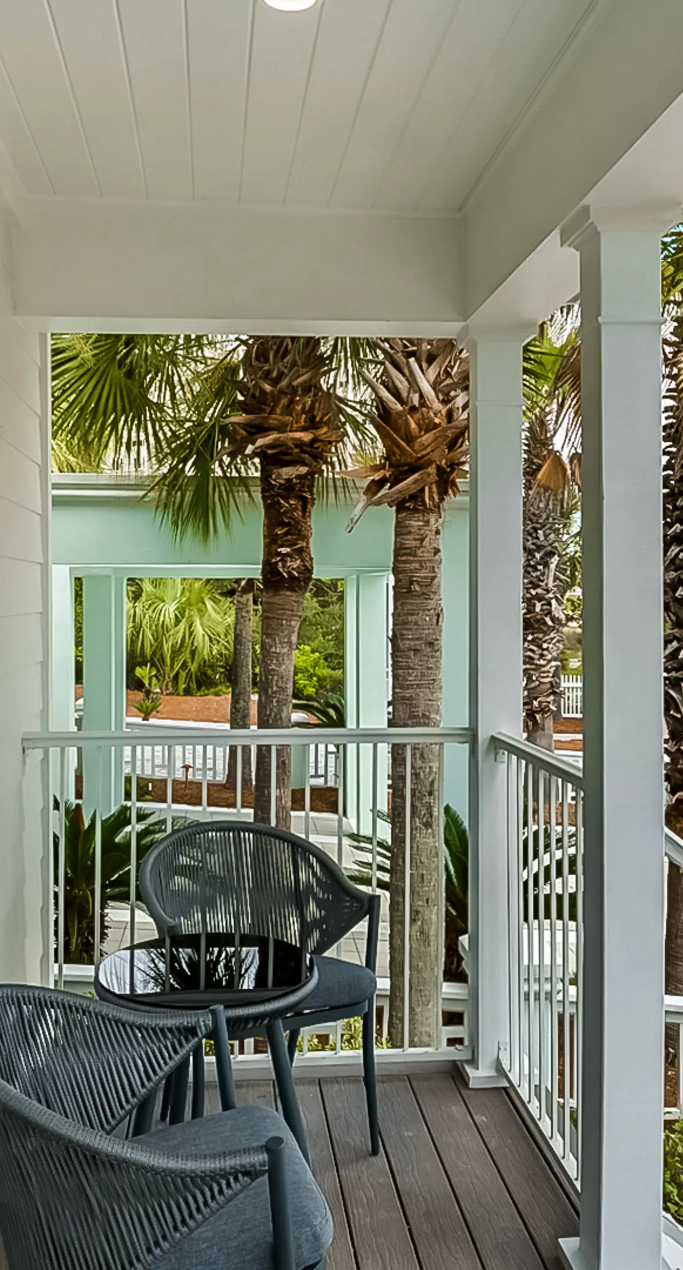 Charming beachfront getaway with a pool & sports courts - Snowbird-friendly