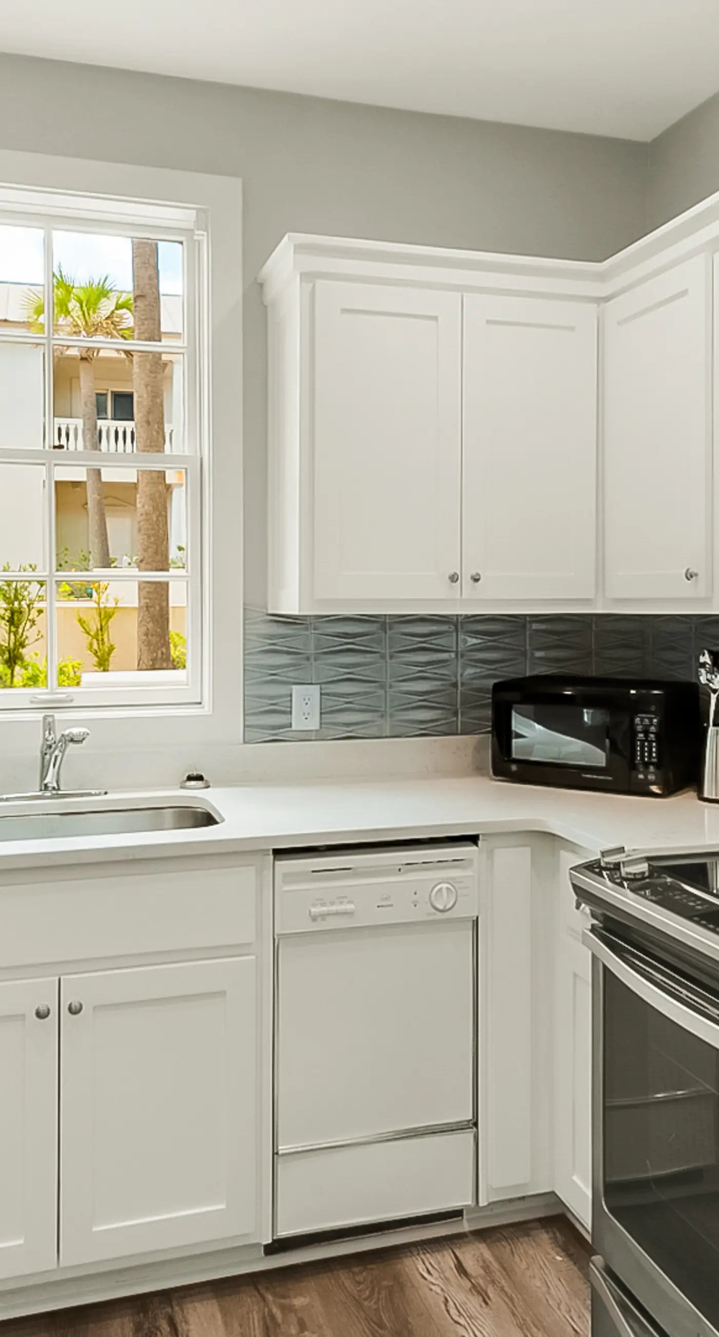 Charming beachfront getaway with a pool & sports courts - Snowbird-friendly