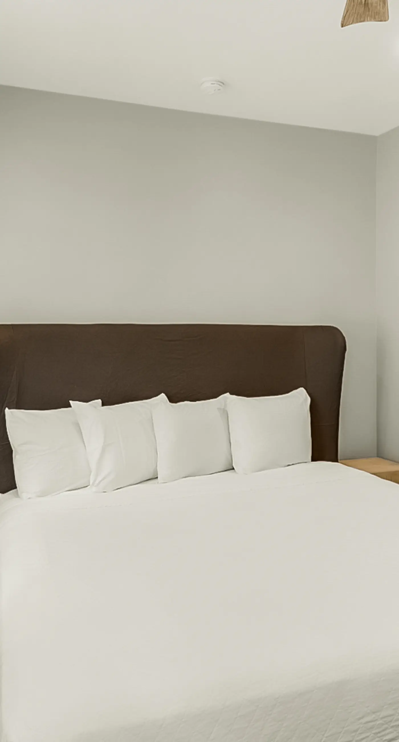 Charming beachfront getaway with a pool & sports courts - Snowbird-friendly