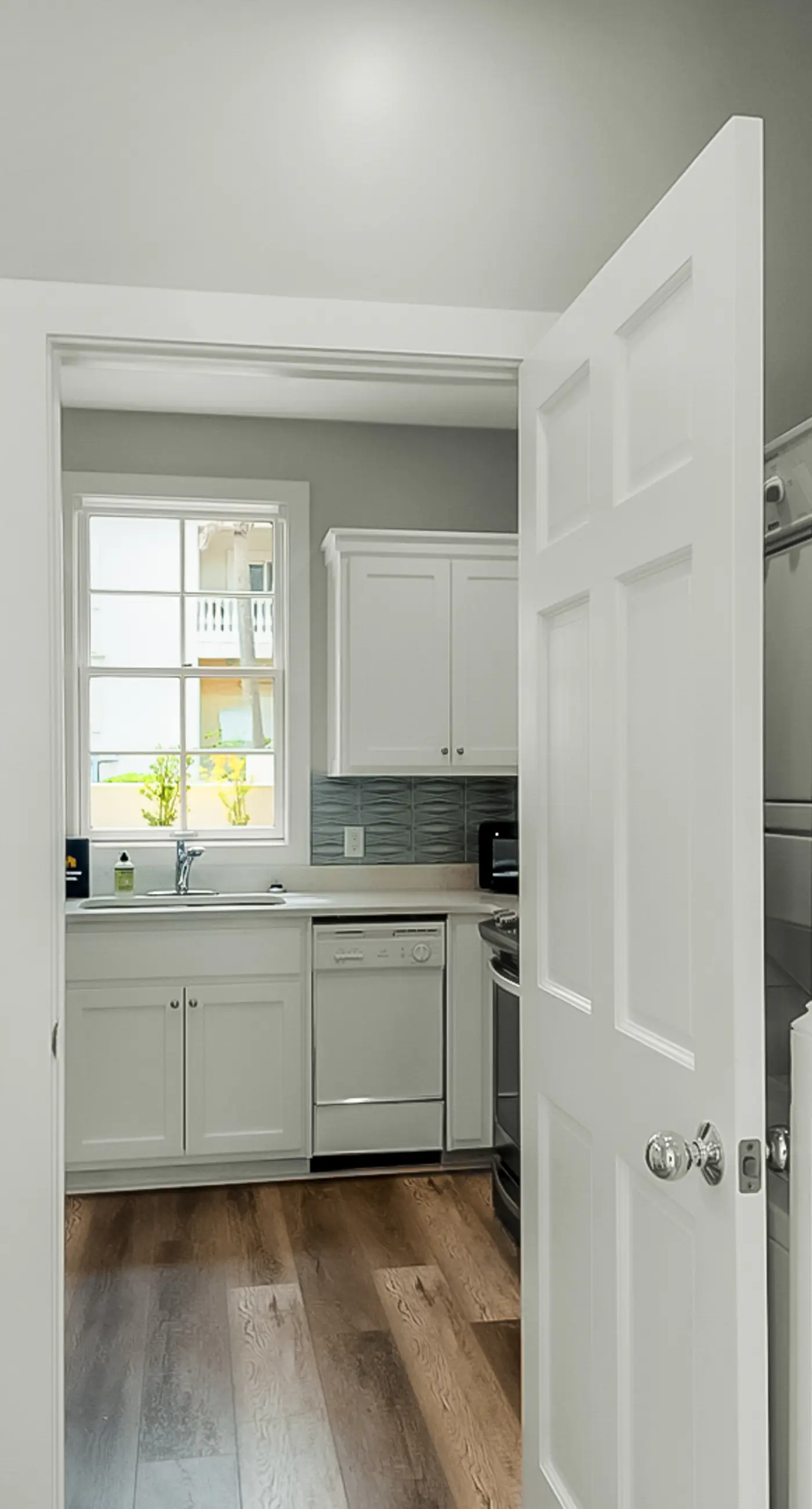 Charming beachfront getaway with a pool & sports courts - Snowbird-friendly