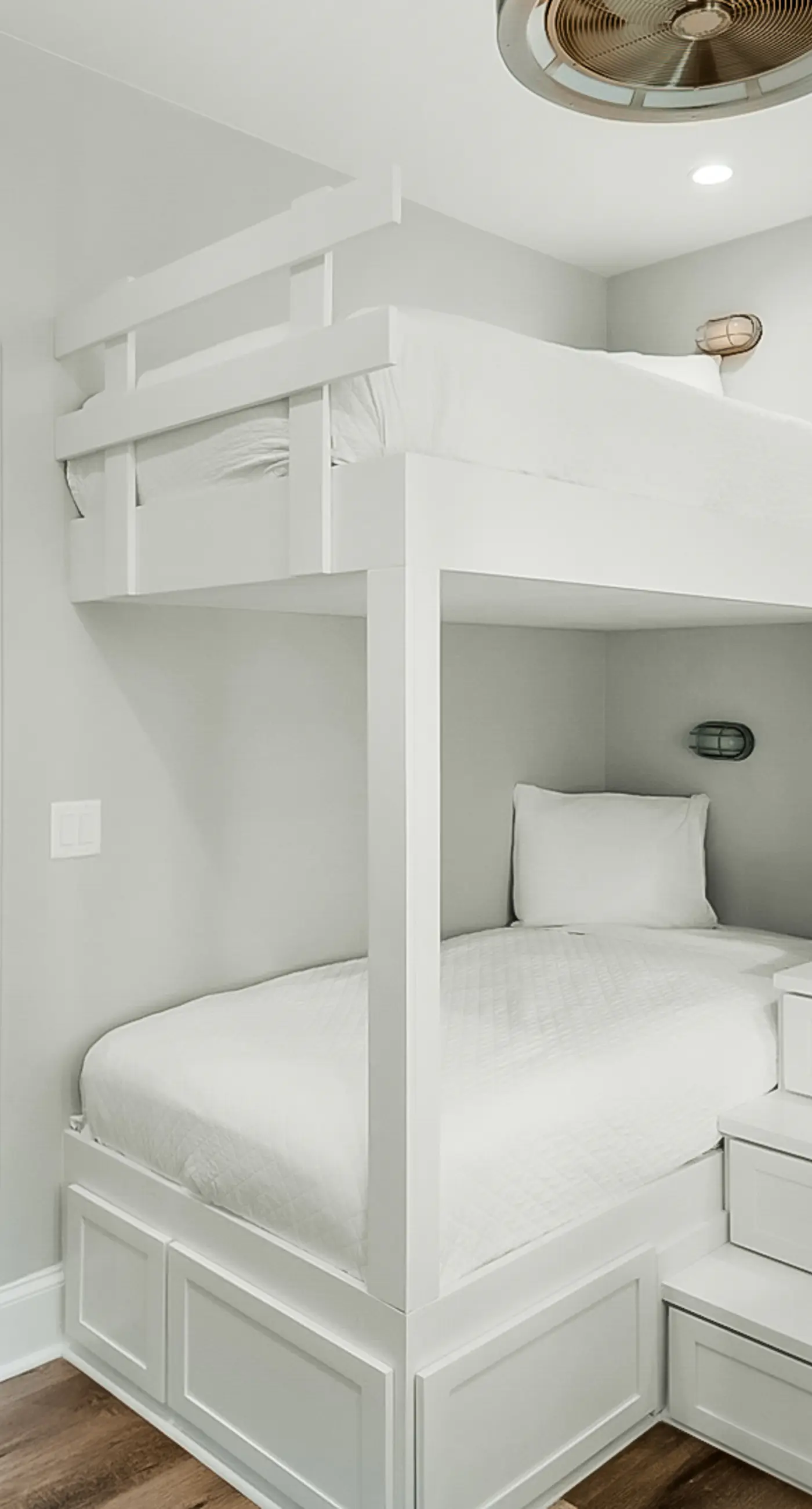 Charming beachfront getaway with a pool & sports courts - Snowbird-friendly