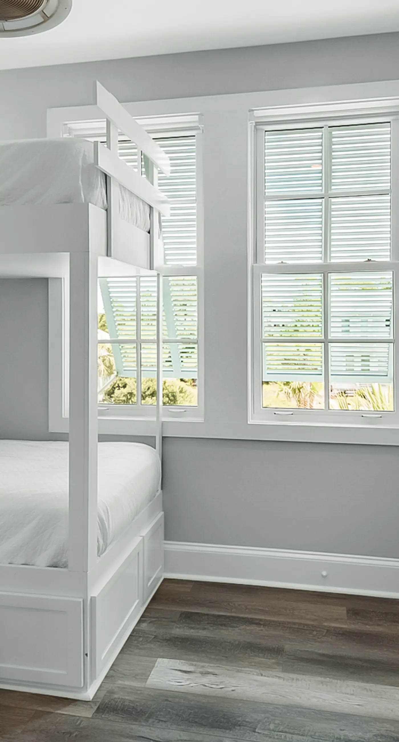 Charming beachfront getaway with a pool & sports courts - Snowbird-friendly