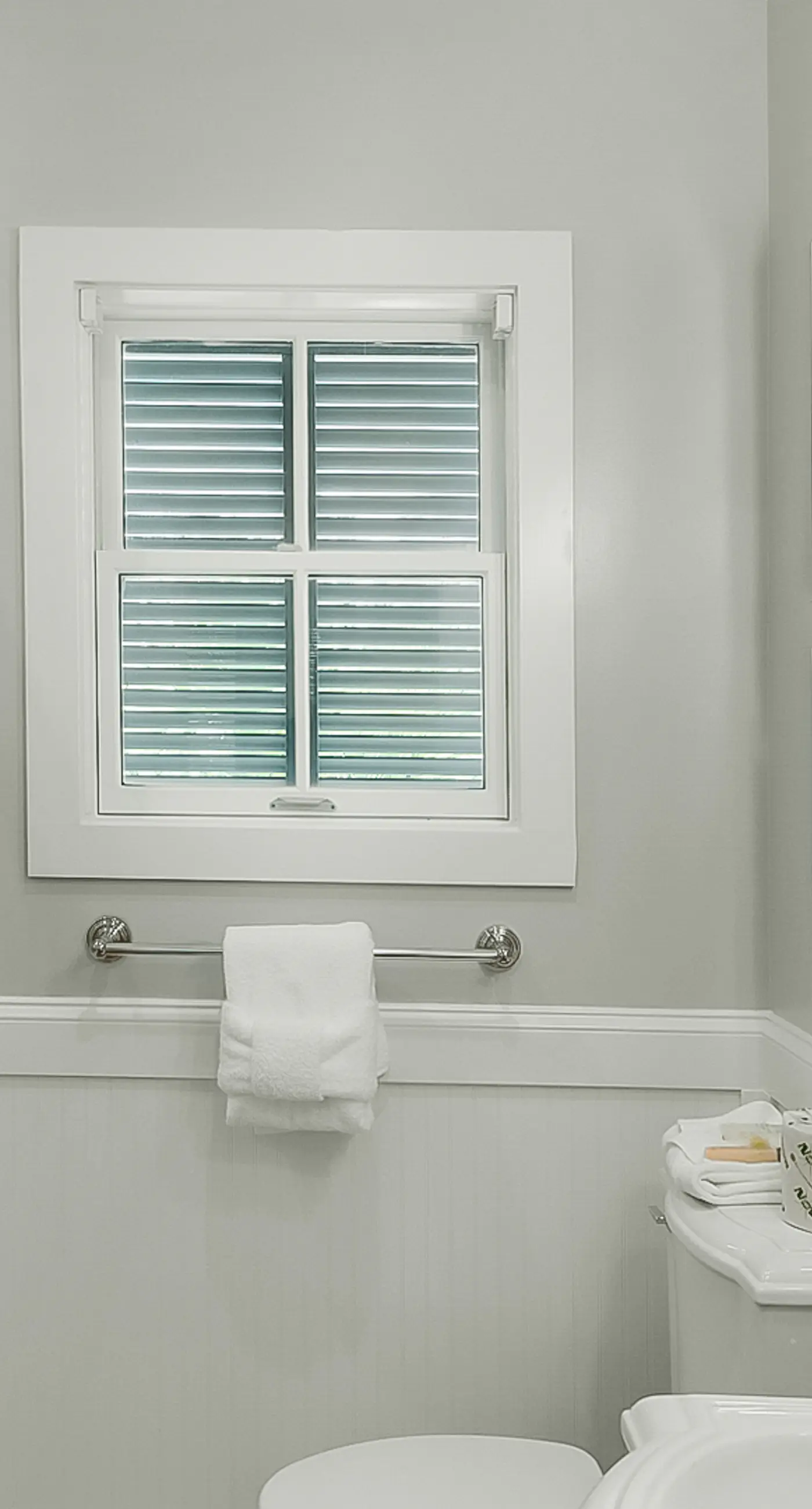 Charming beachfront getaway with a pool & sports courts - Snowbird-friendly