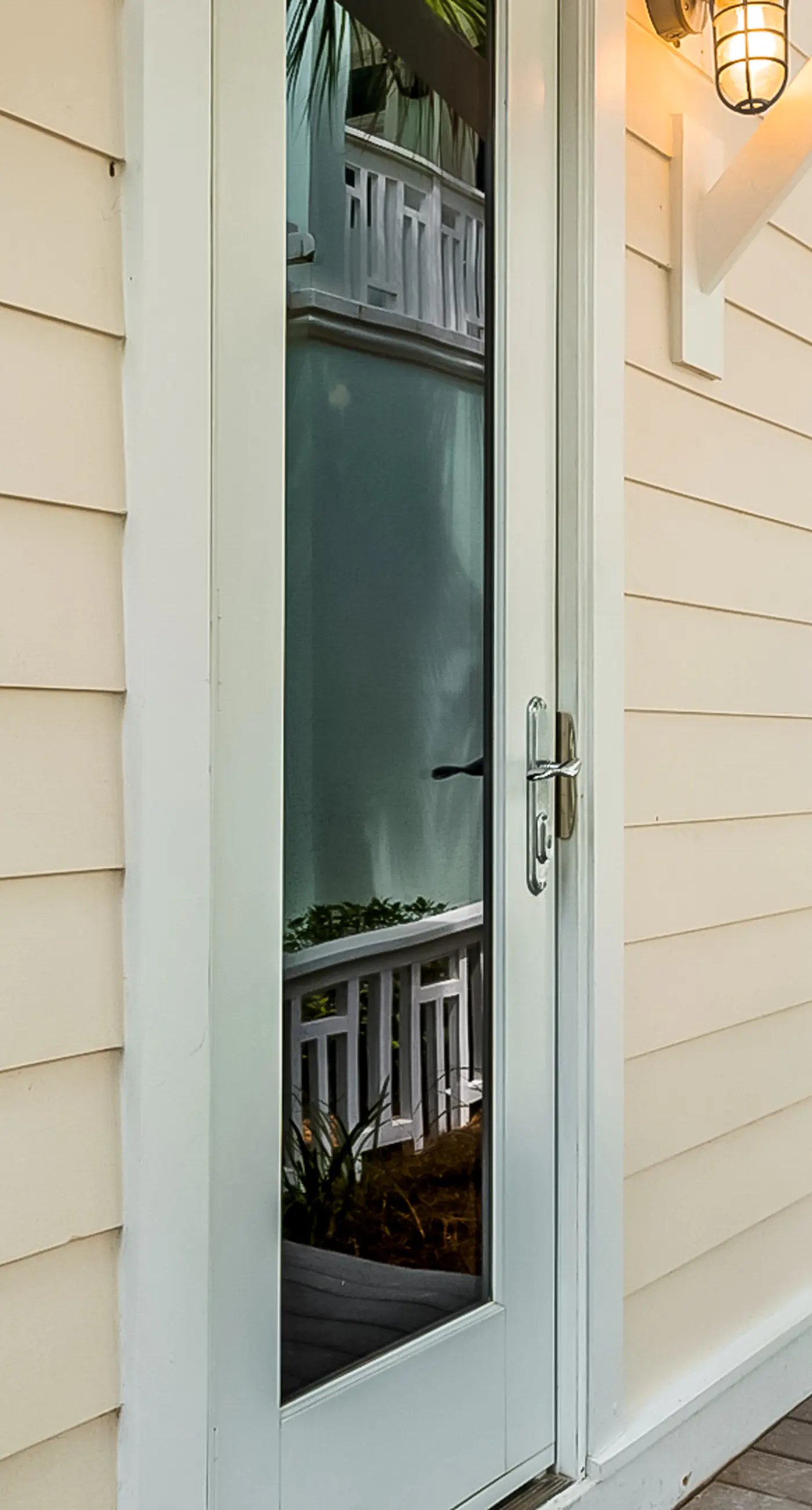 Charming beachfront getaway with a pool & sports courts - Snowbird-friendly