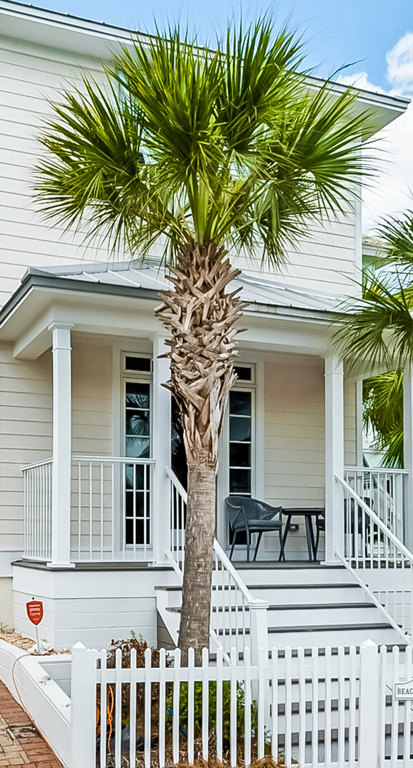 Charming beachfront getaway with a pool & sports courts - Snowbird-friendly