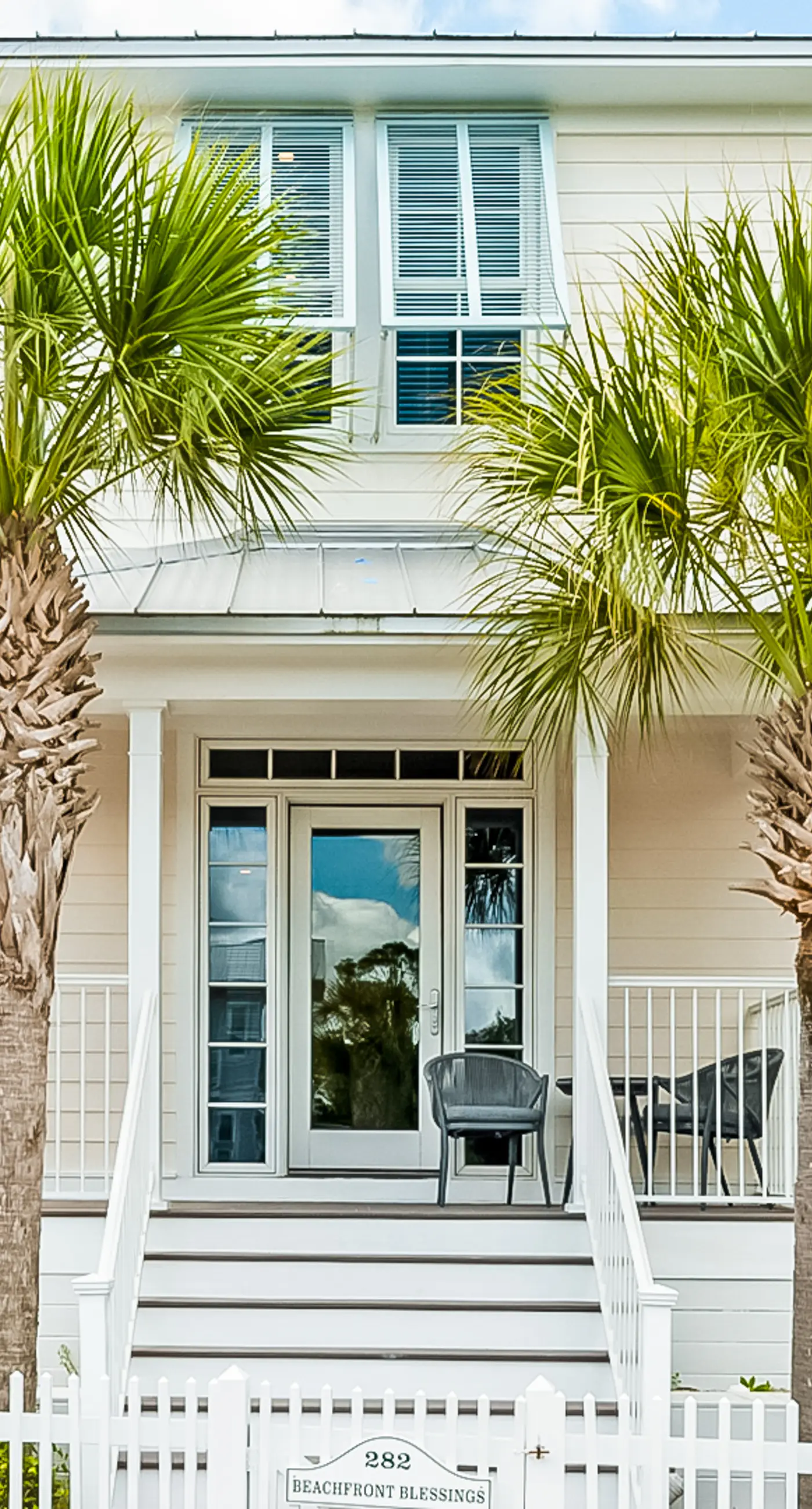 Charming beachfront getaway with a pool & sports courts - Snowbird-friendly