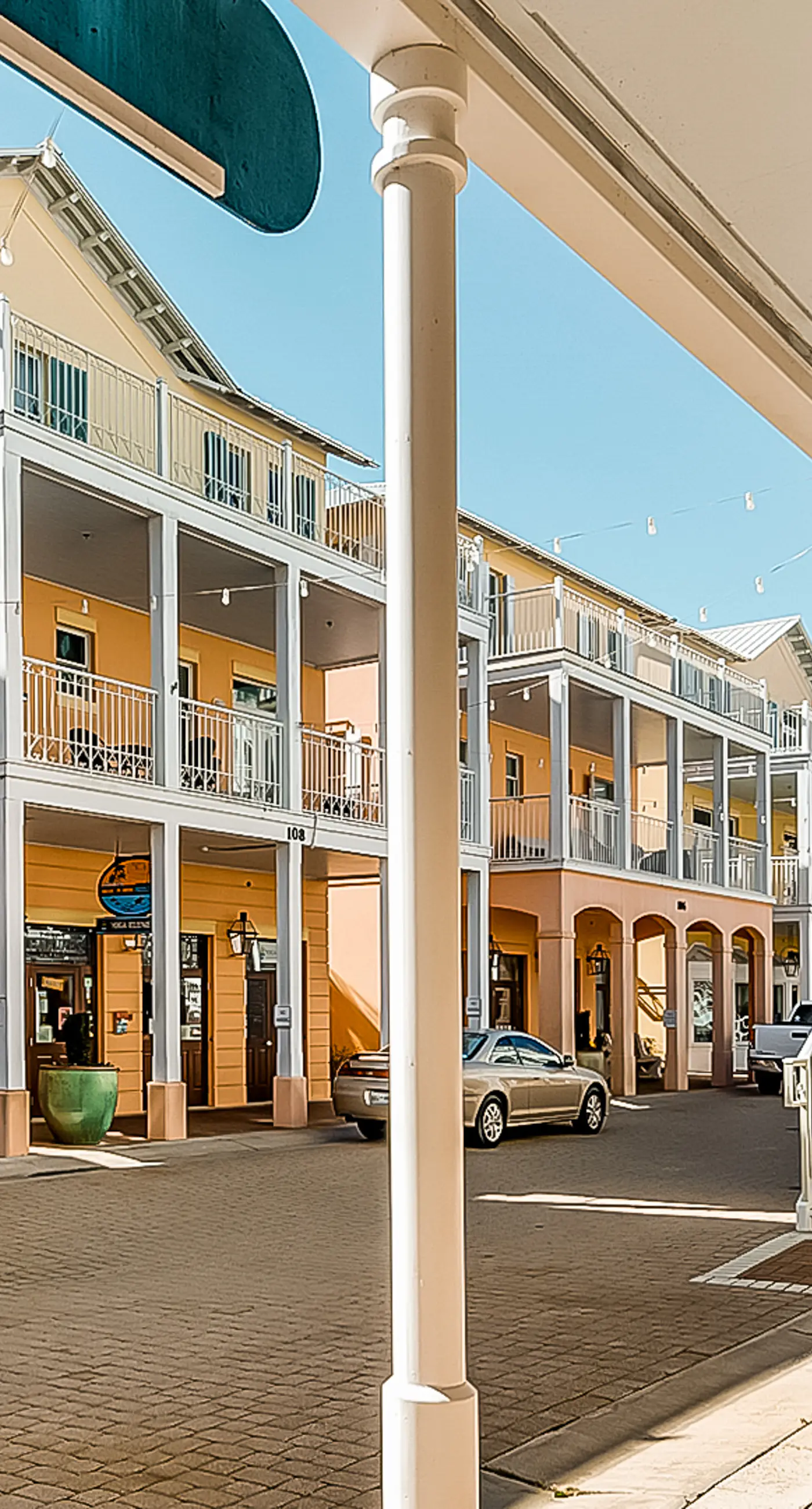 Charming beachfront getaway with a pool & sports courts - Snowbird-friendly