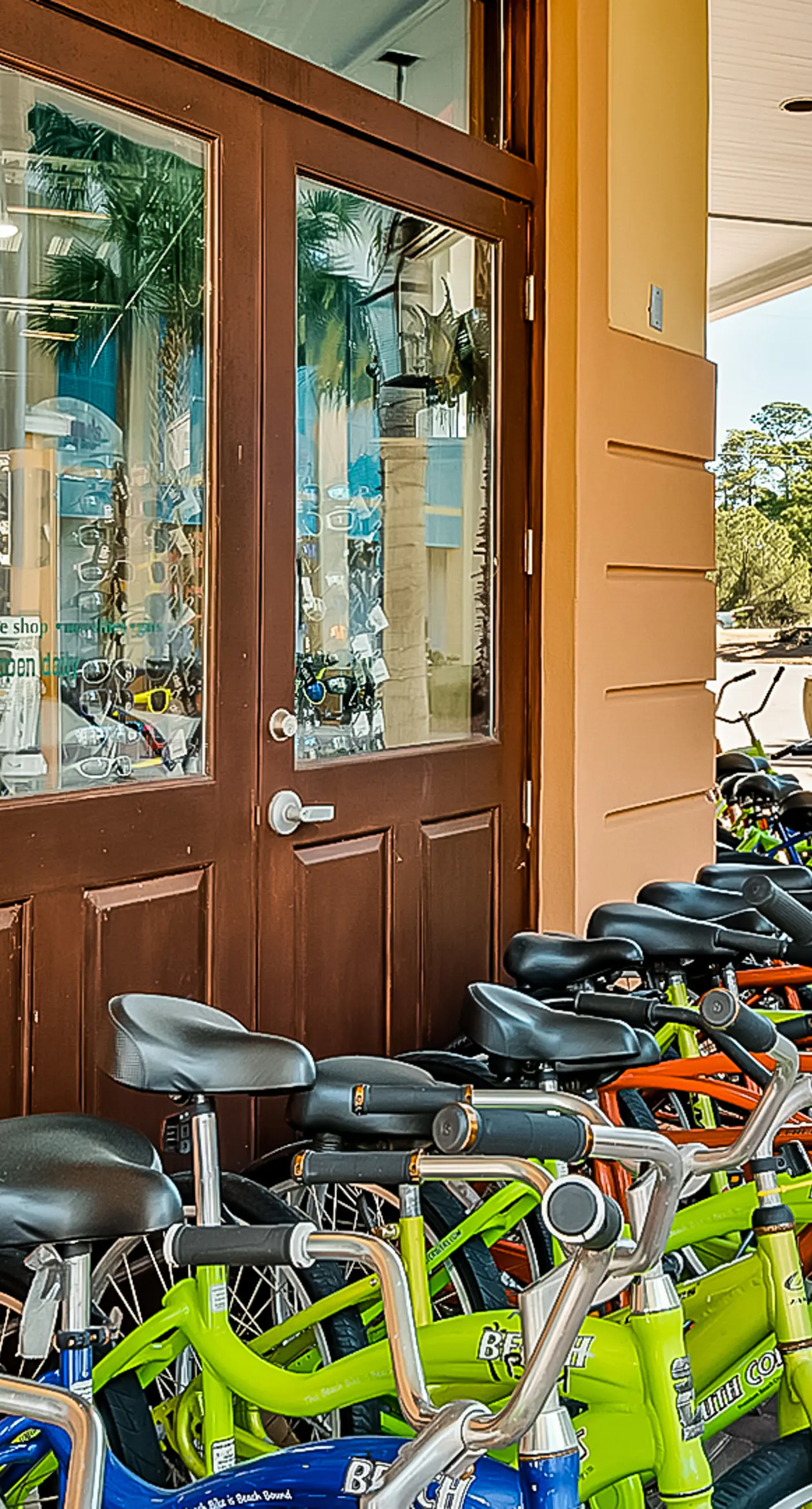 Charming beachfront getaway with a pool & sports courts - Snowbird-friendly