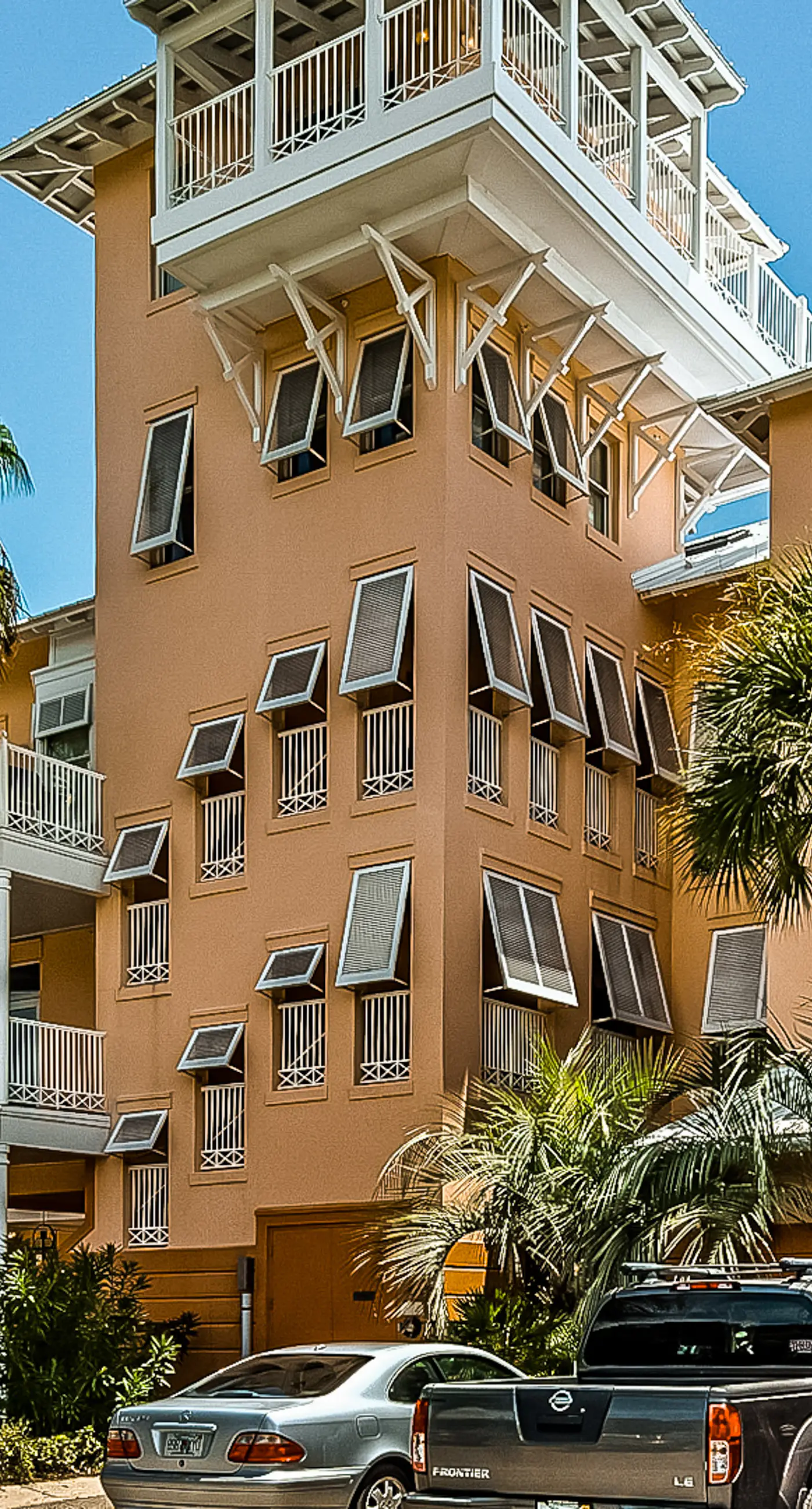 Charming beachfront getaway with a pool & sports courts - Snowbird-friendly