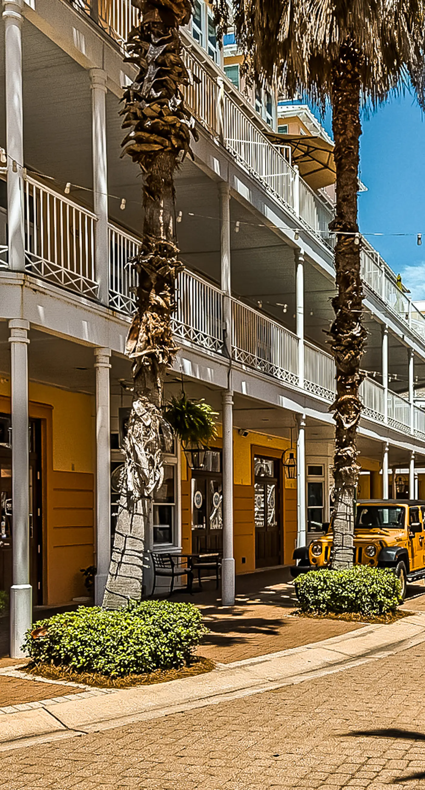 Charming beachfront getaway with a pool & sports courts - Snowbird-friendly