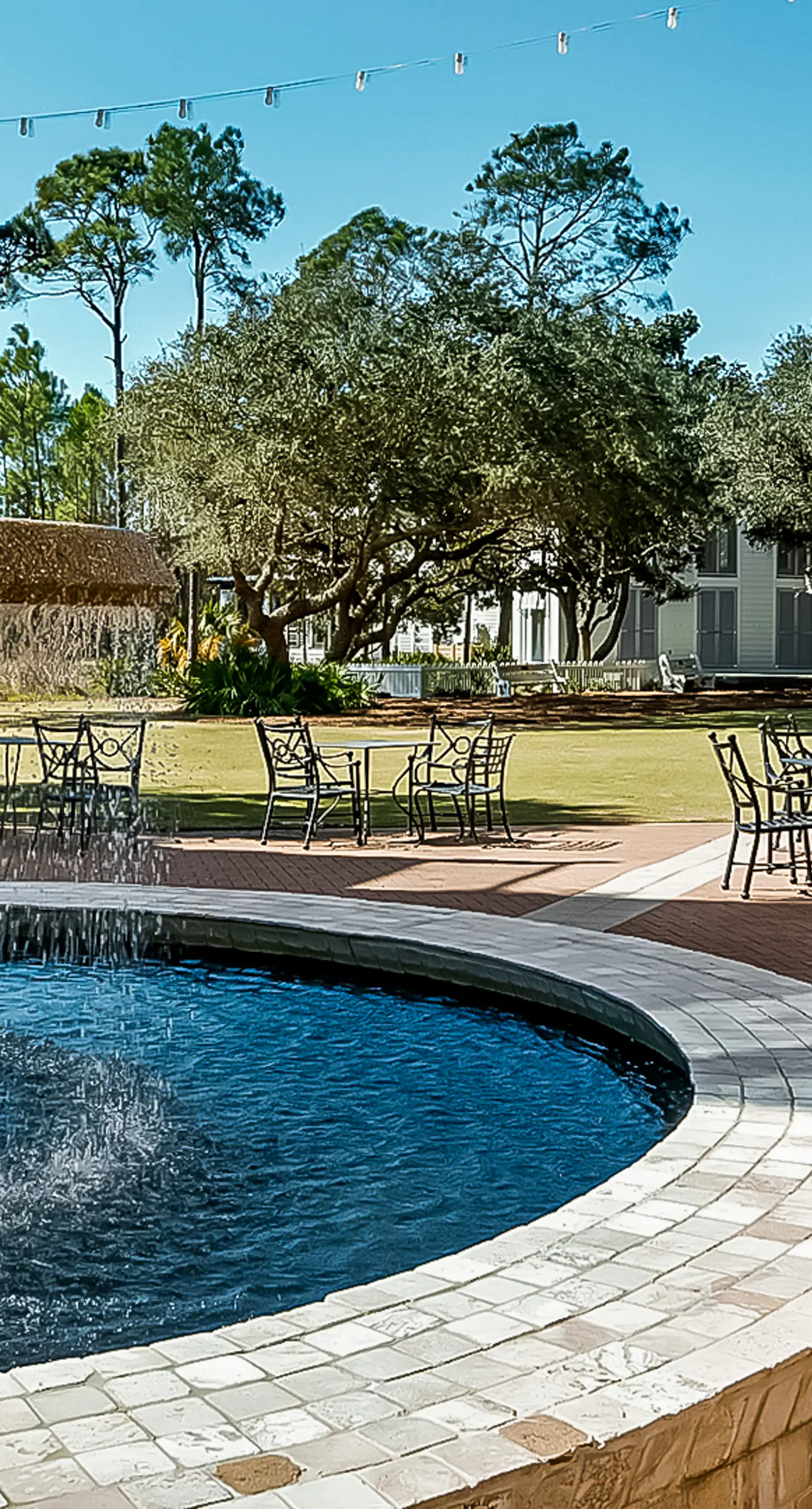 Charming beachfront getaway with a pool & sports courts - Snowbird-friendly