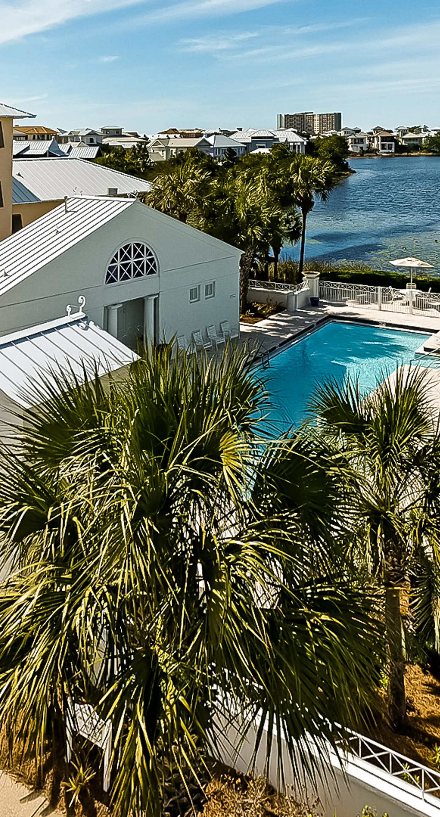 Charming beachfront getaway with a pool & sports courts - Snowbird-friendly