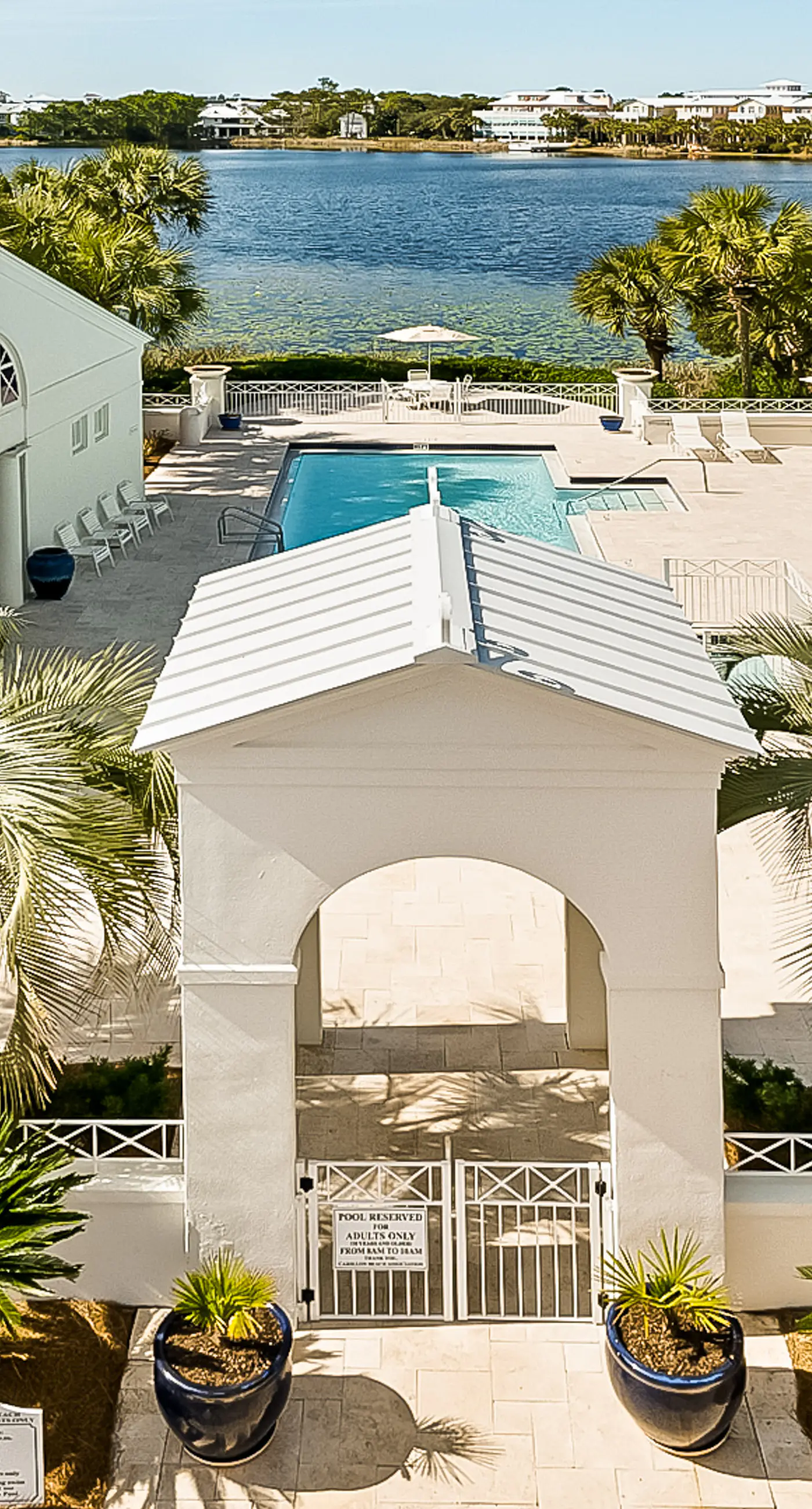 Charming beachfront getaway with a pool & sports courts - Snowbird-friendly