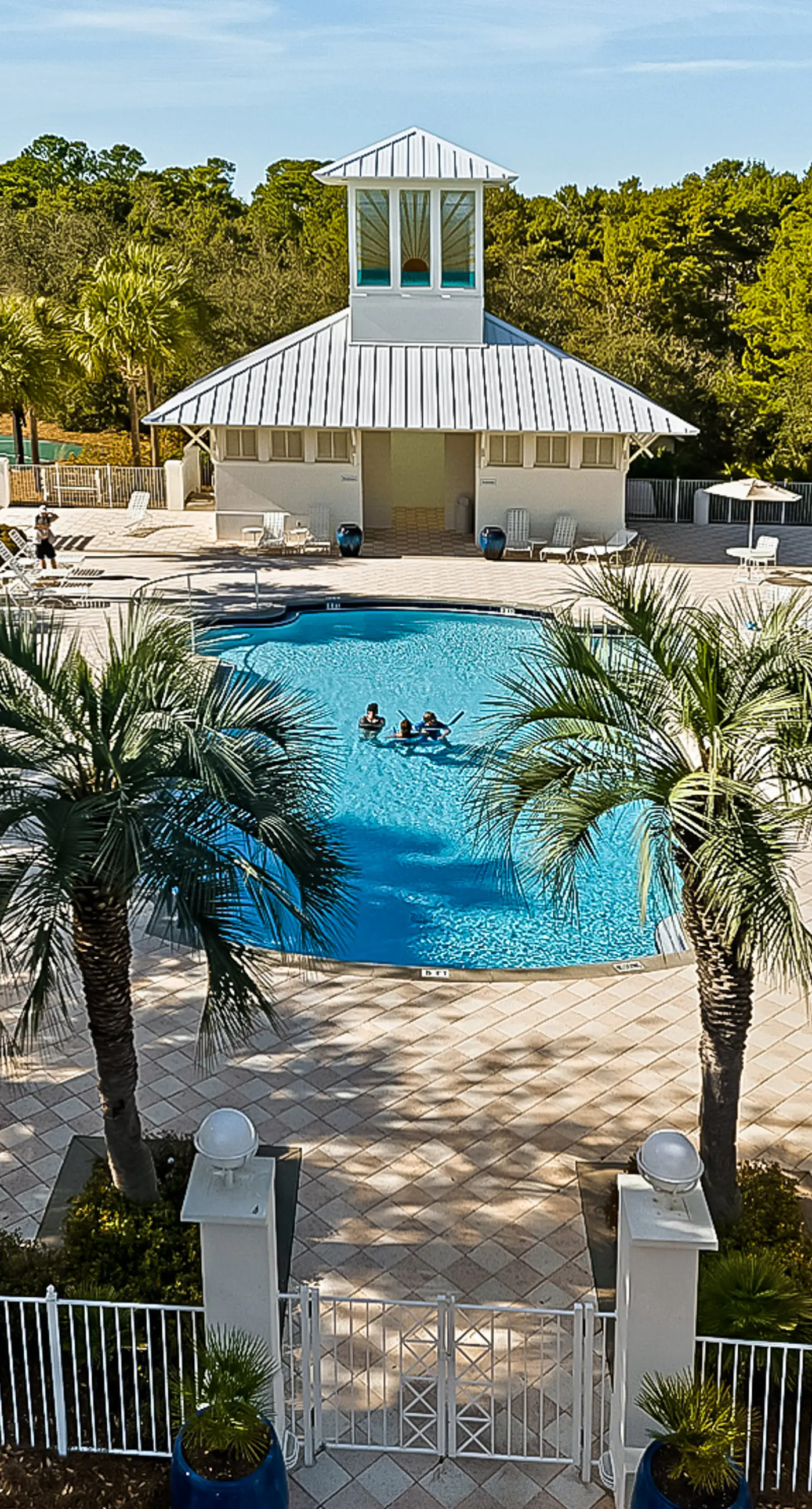 Charming beachfront getaway with a pool & sports courts - Snowbird-friendly