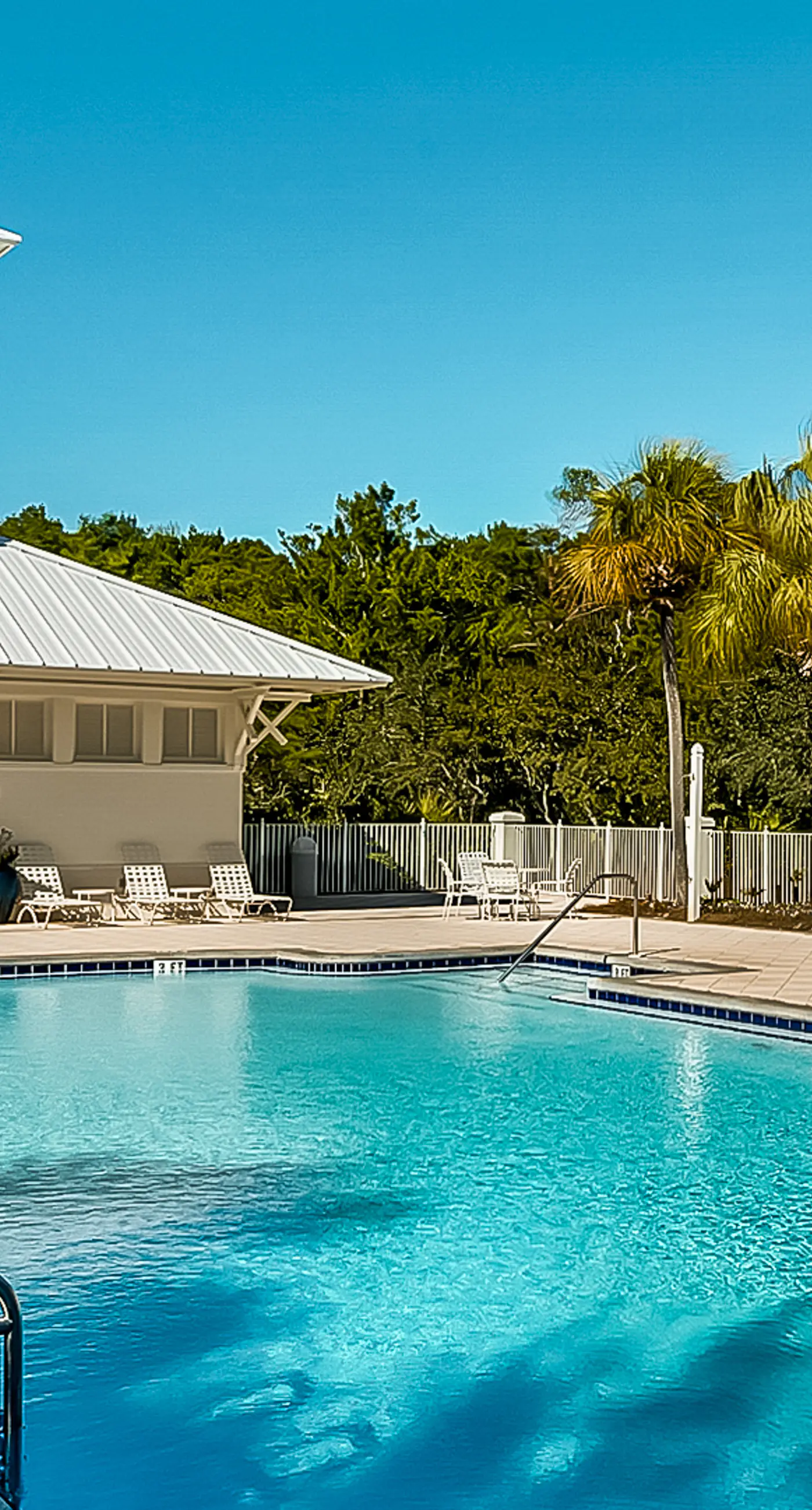 Charming beachfront getaway with a pool & sports courts - Snowbird-friendly