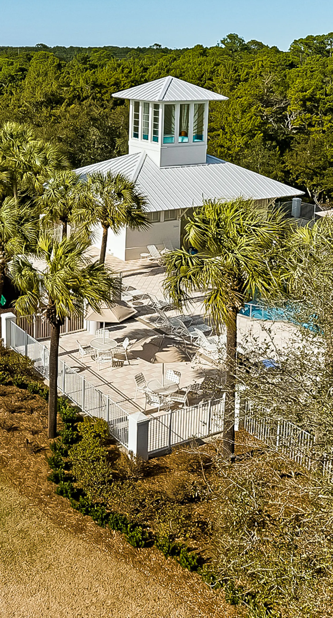 Charming beachfront getaway with a pool & sports courts - Snowbird-friendly