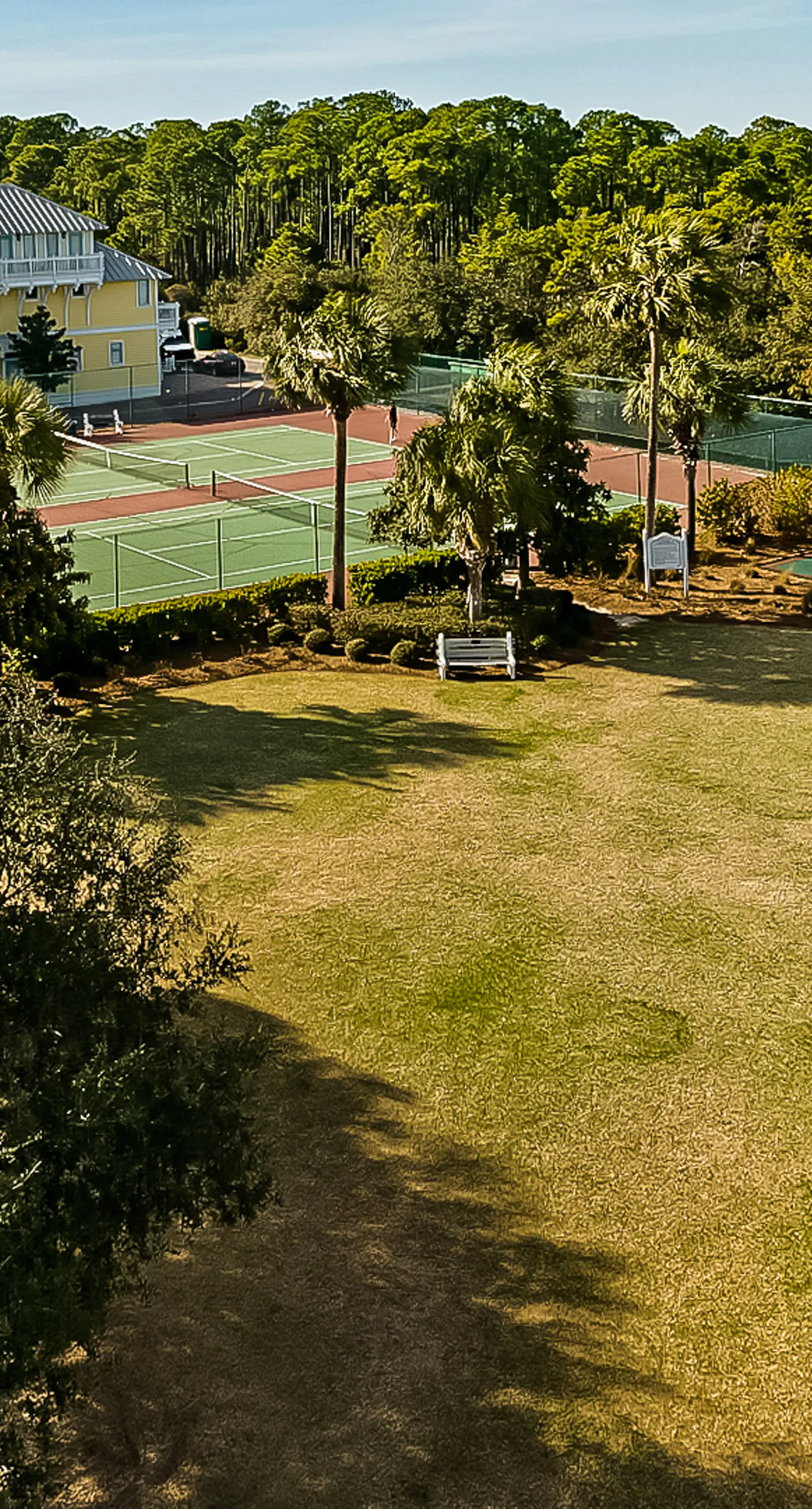 Charming beachfront getaway with a pool & sports courts - Snowbird-friendly