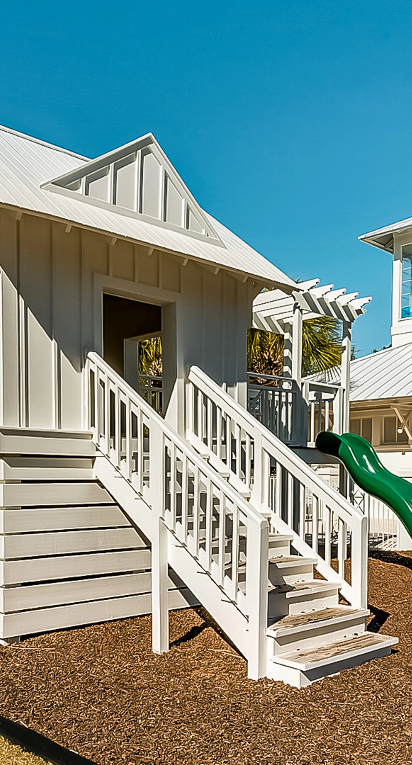 Charming beachfront getaway with a pool & sports courts - Snowbird-friendly